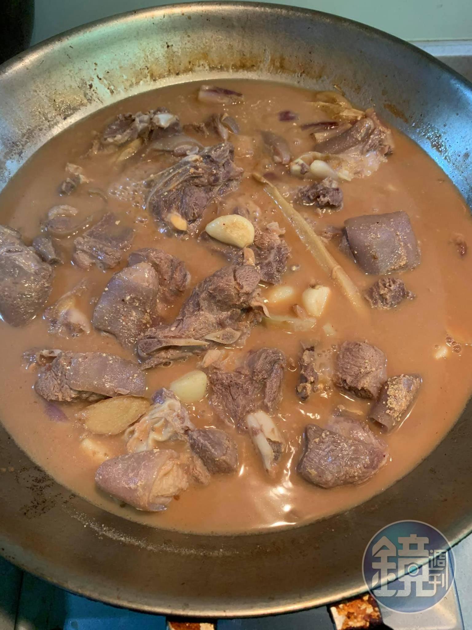 羊肉燉煮半小時後的狀態。