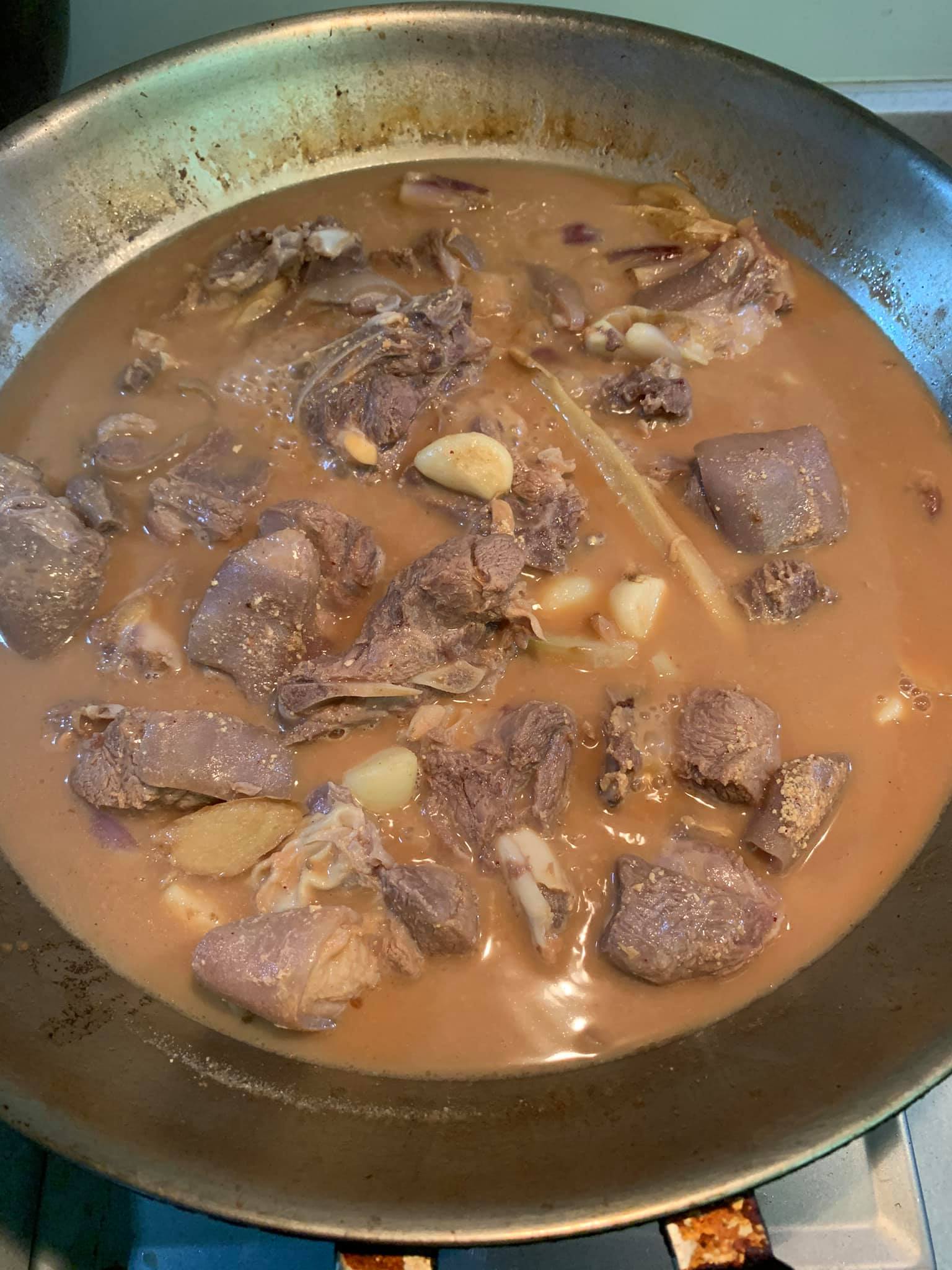 羊肉燉煮半小時後的狀態。