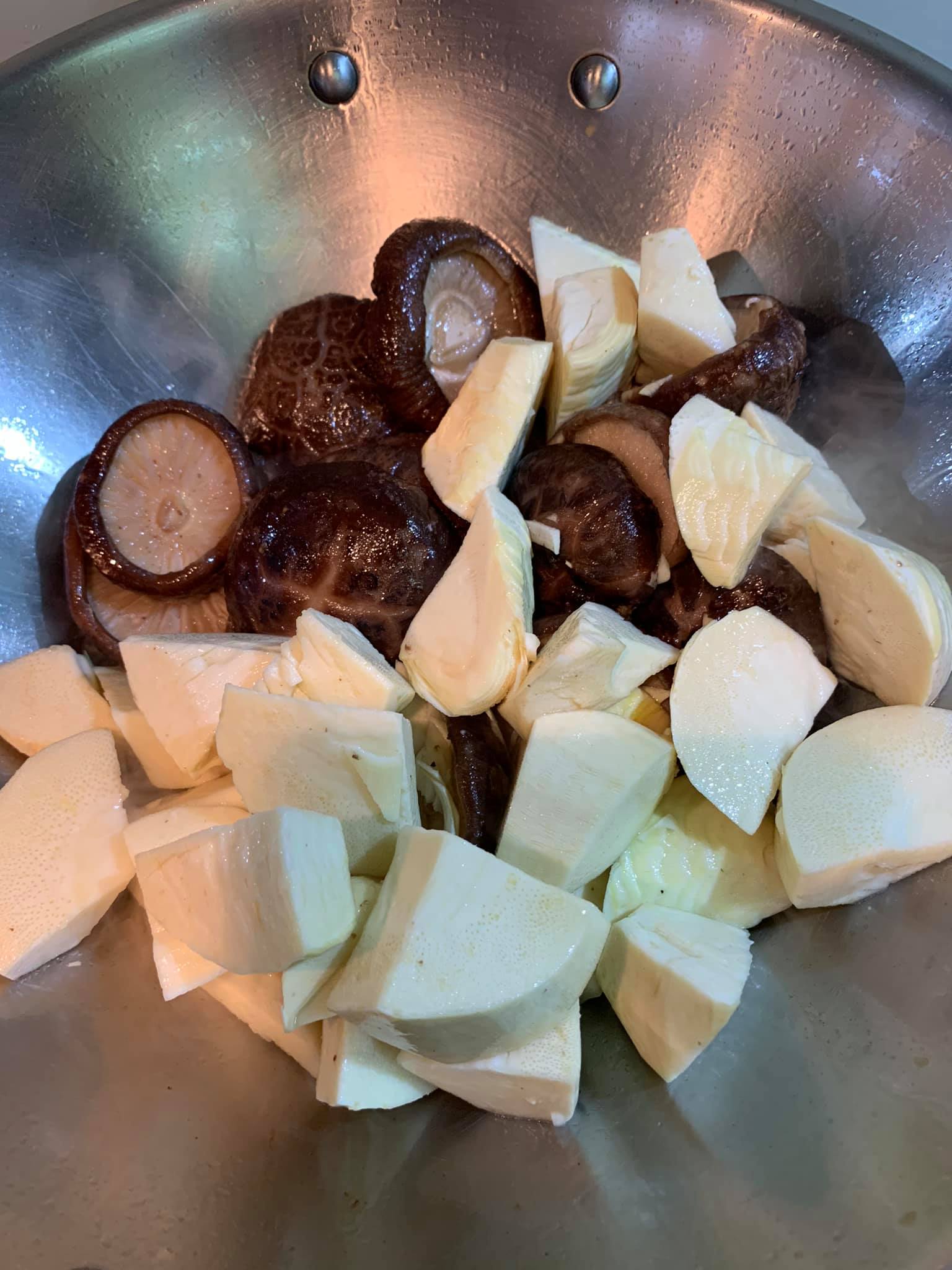 下冬筍與香菇同炒。