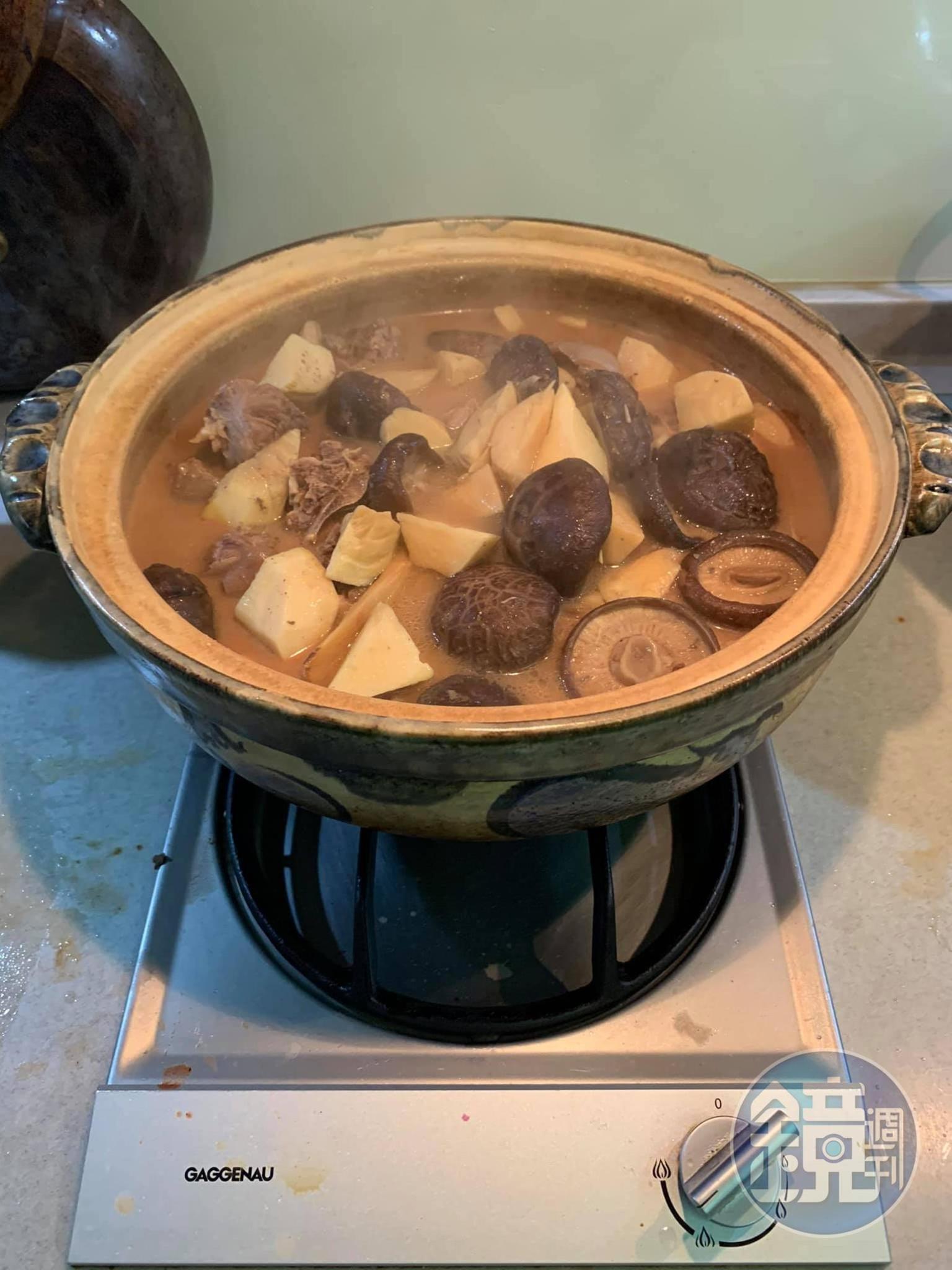 將南乳羊肉倒入砂鍋，香菇、冬筍也加入。