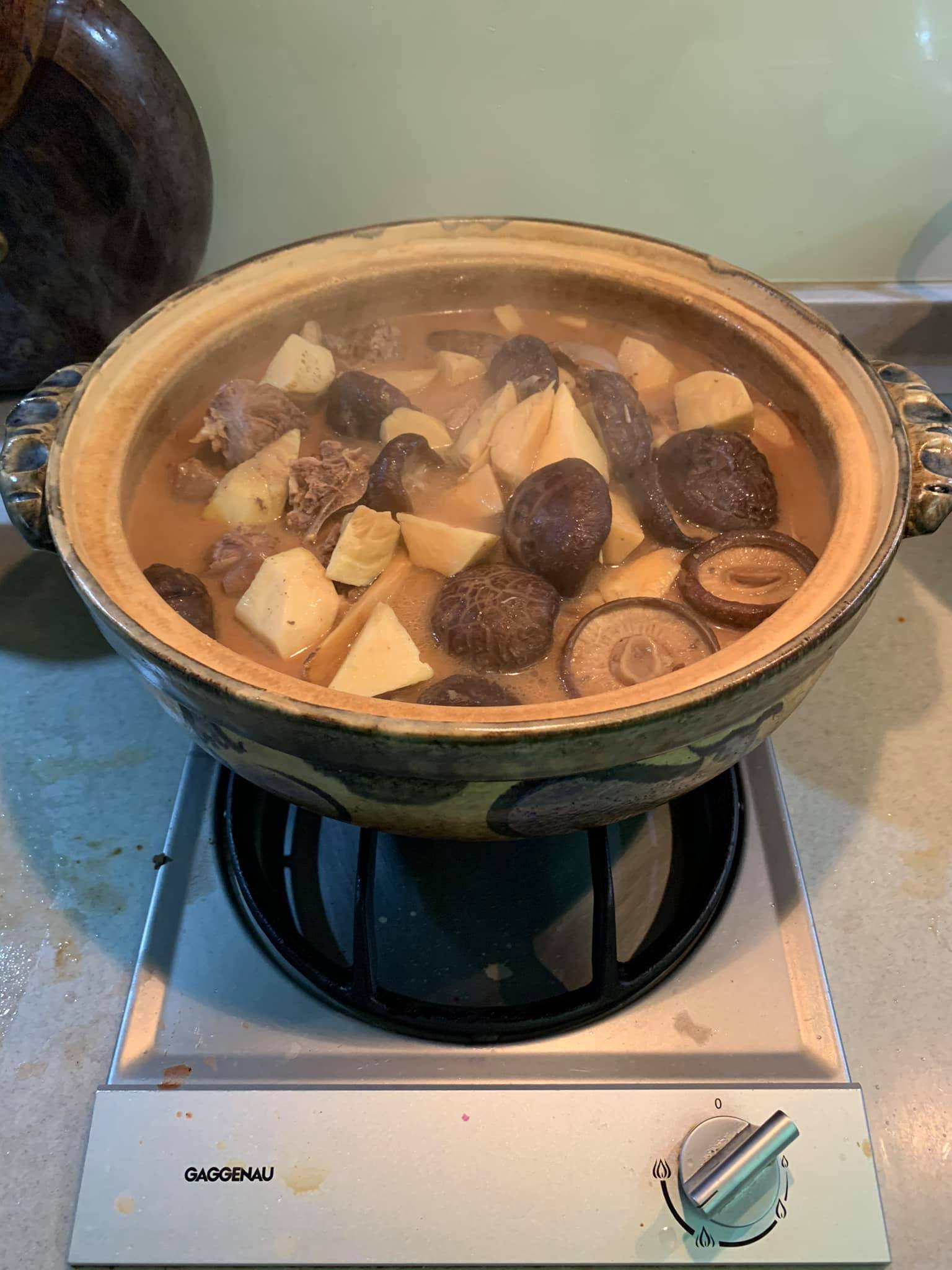 將南乳羊肉倒入砂鍋，香菇、冬筍也加入。