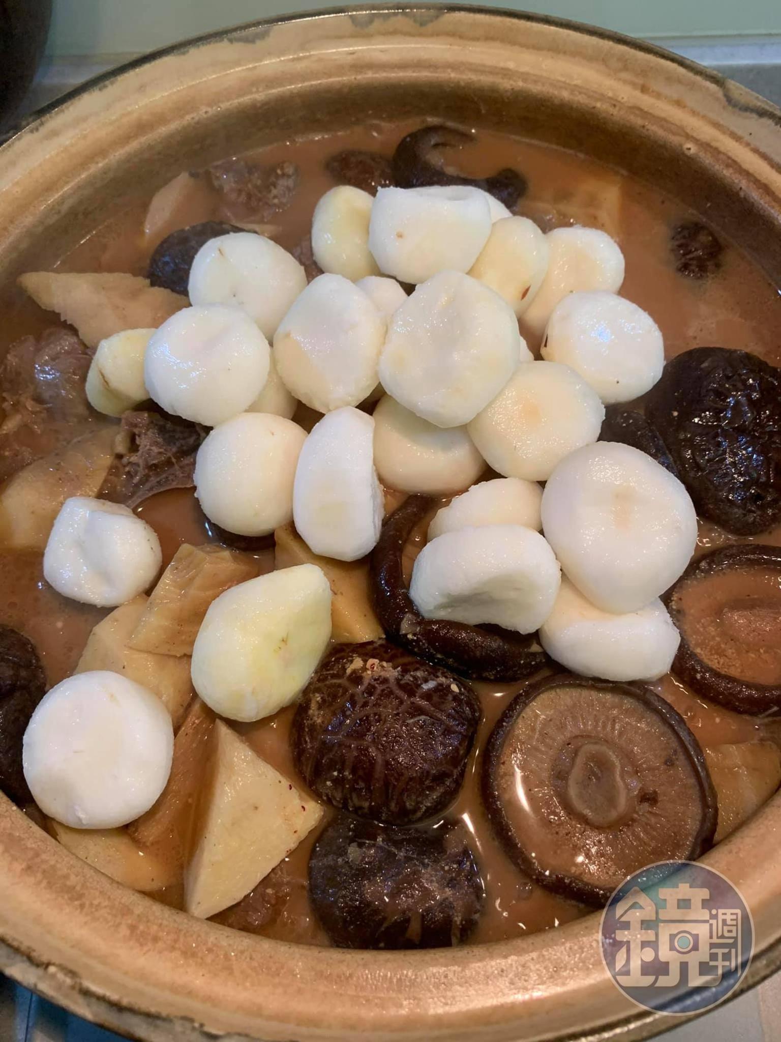 放入荸薺一起煨煮。