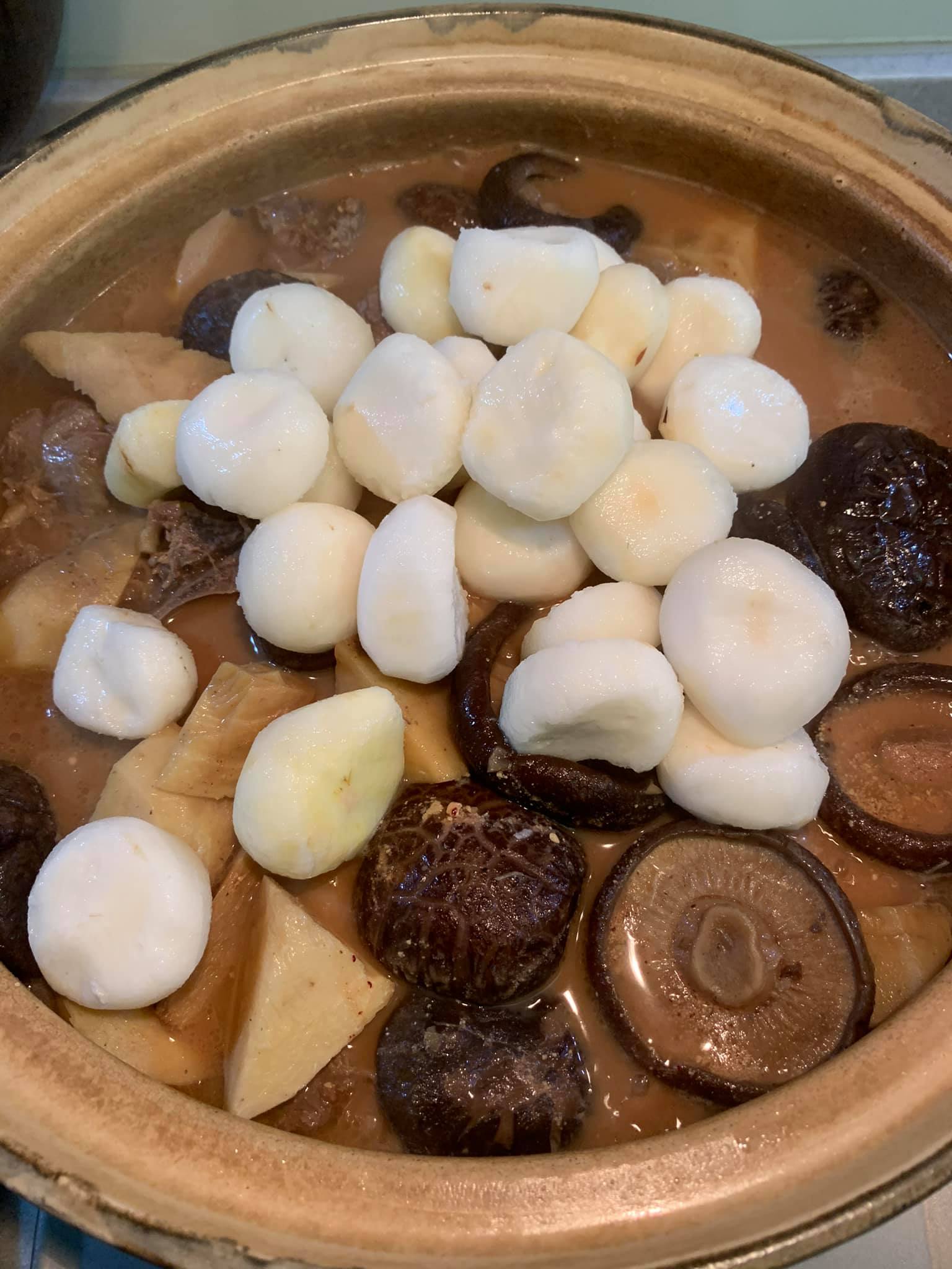 放入荸薺一起煨煮。