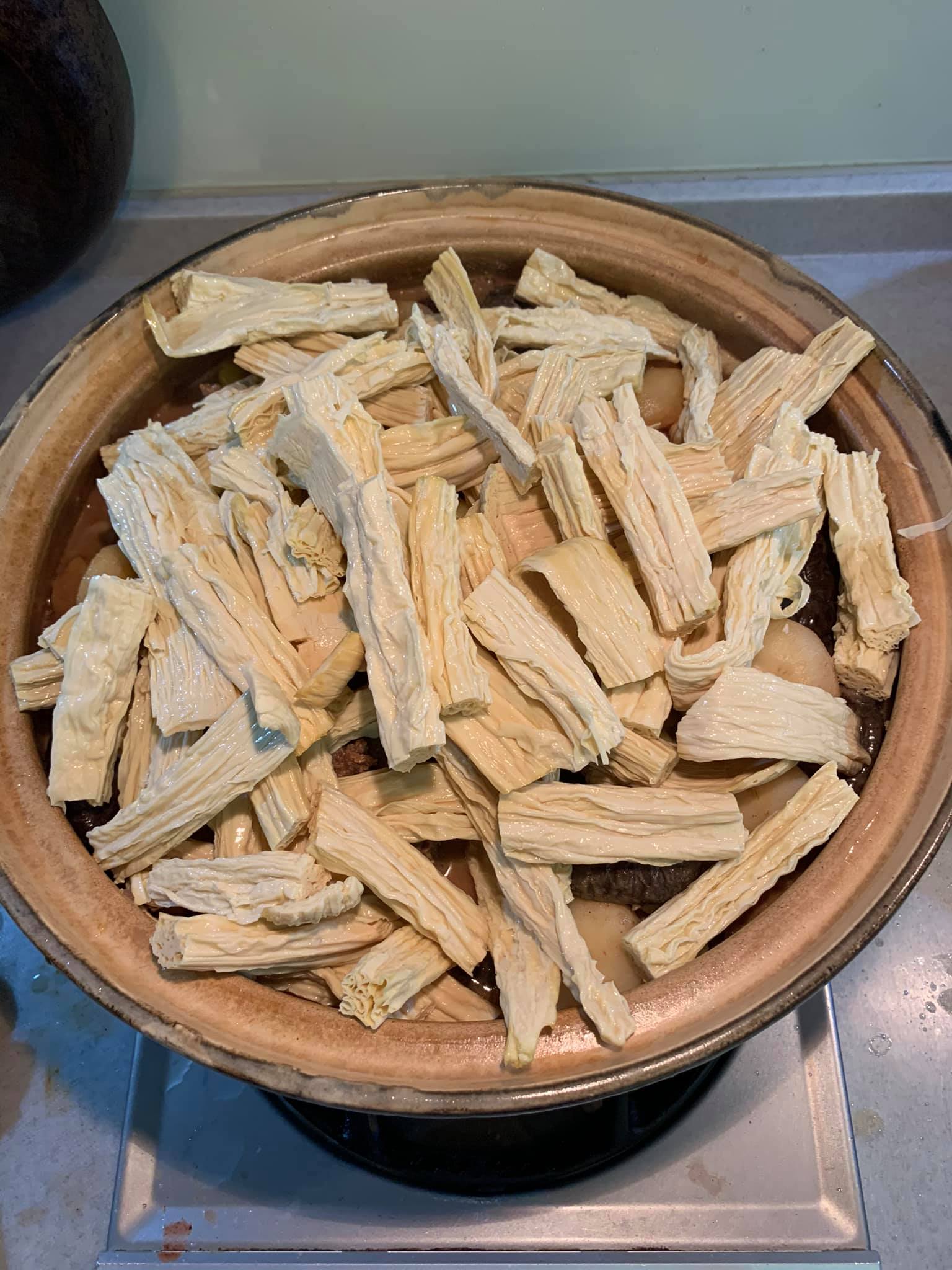 將泡好的腐竹入鍋煮8分鐘。
