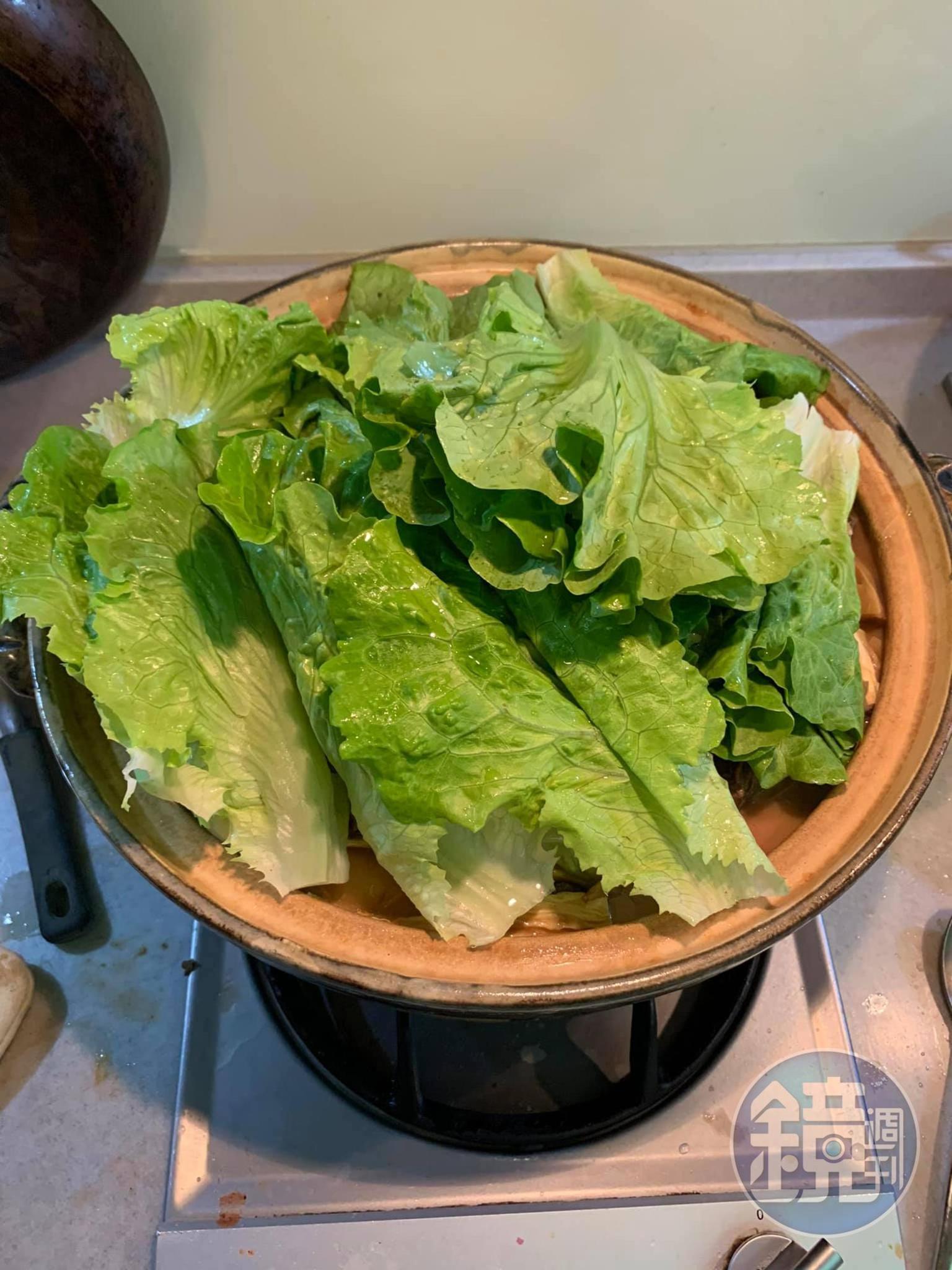 福山萵苣入鍋，蓋鍋，2分鐘就燜熟。