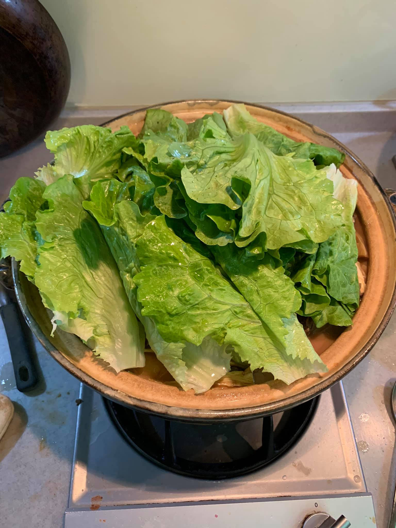 福山萵苣入鍋，蓋鍋，2分鐘就燜熟。