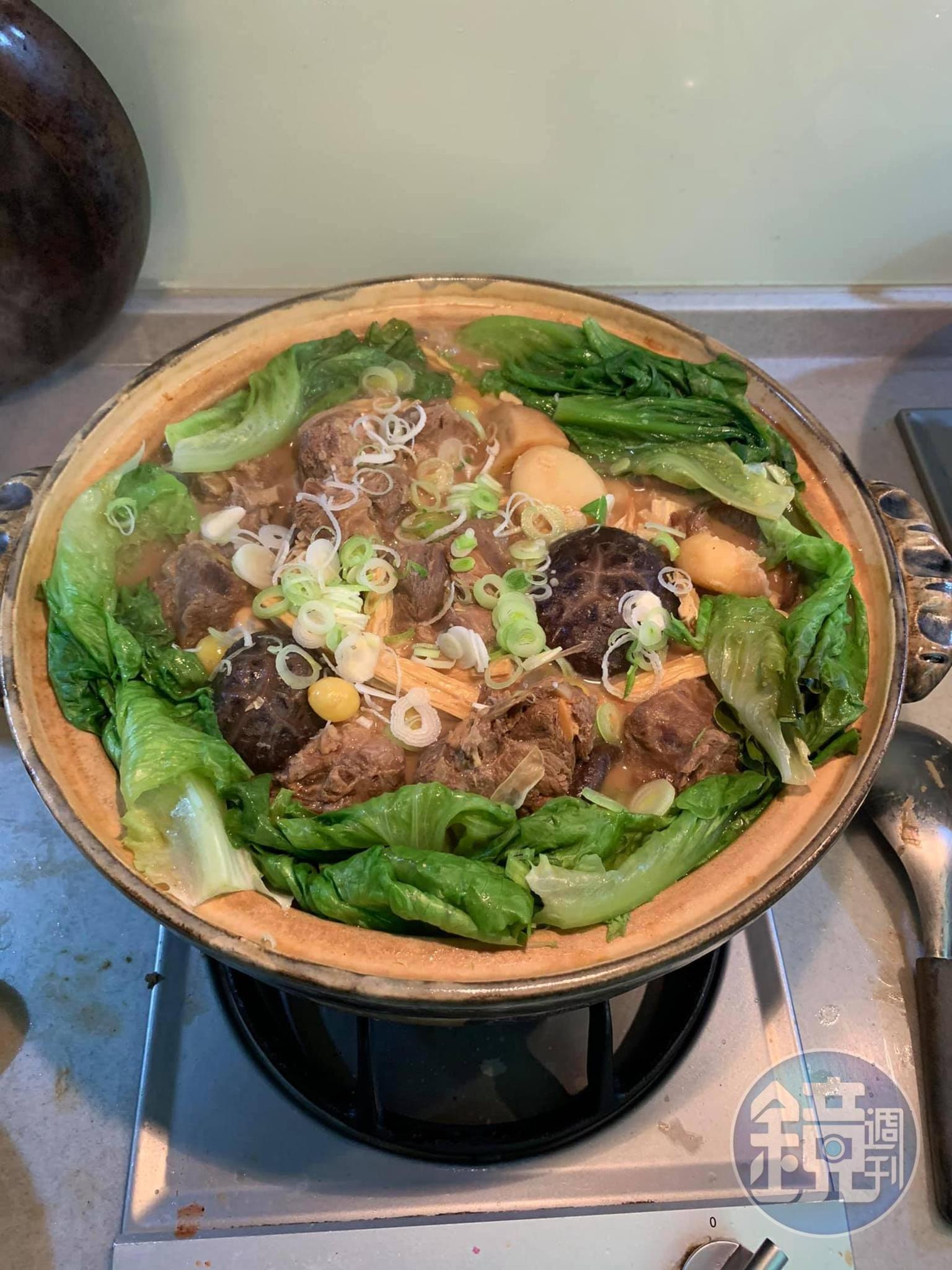 撒入青蒜，關火上桌。