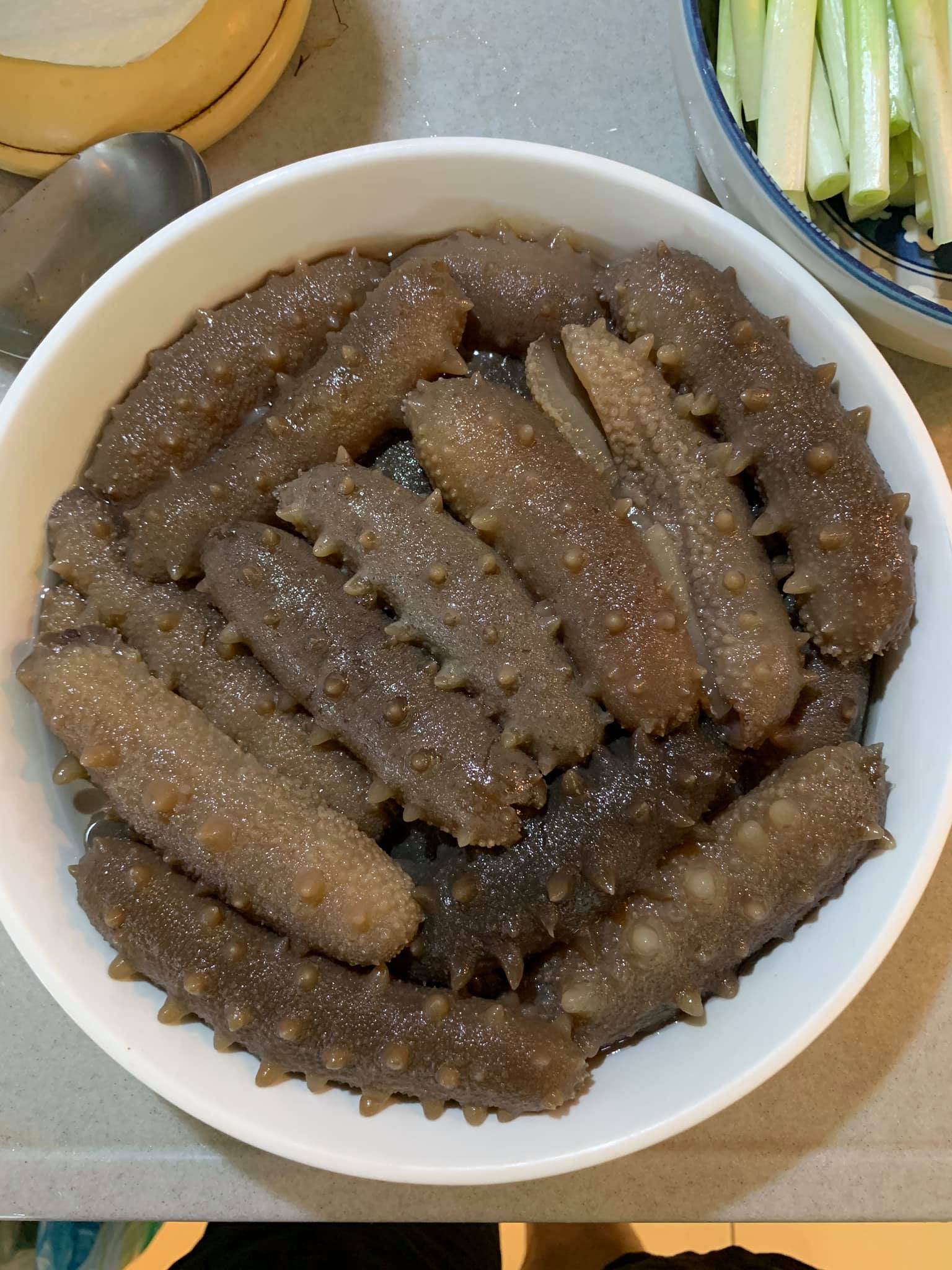從冰箱取出發好的海參，準備要做葱燒刺參。