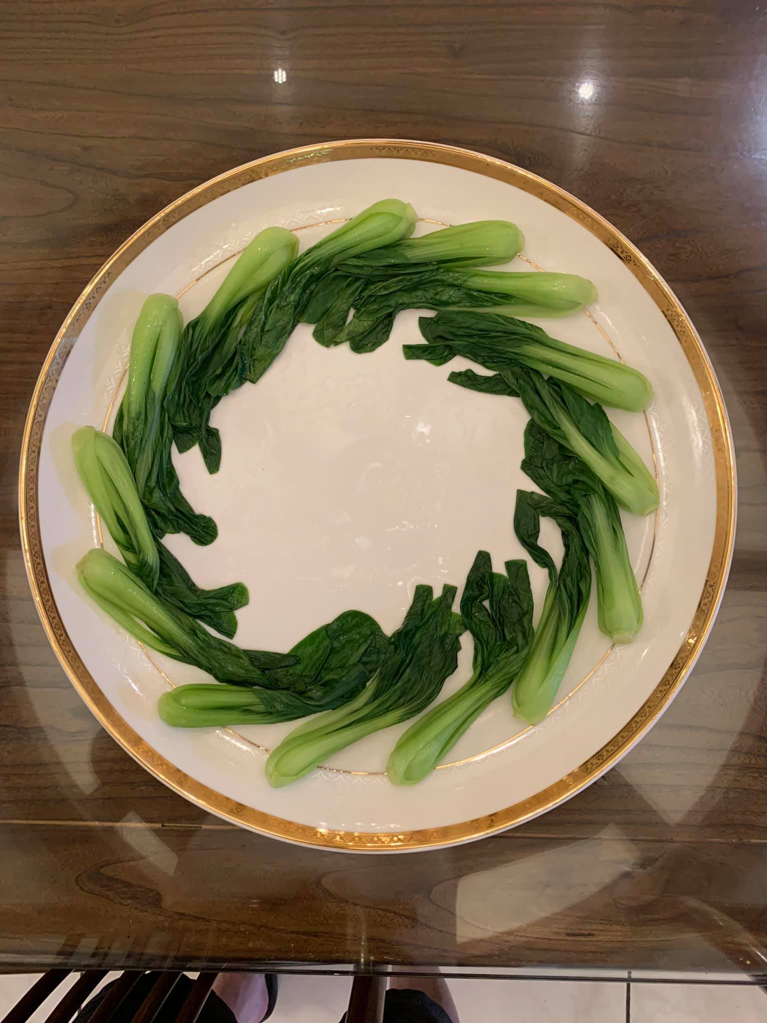 青江菜燙好擺盤。