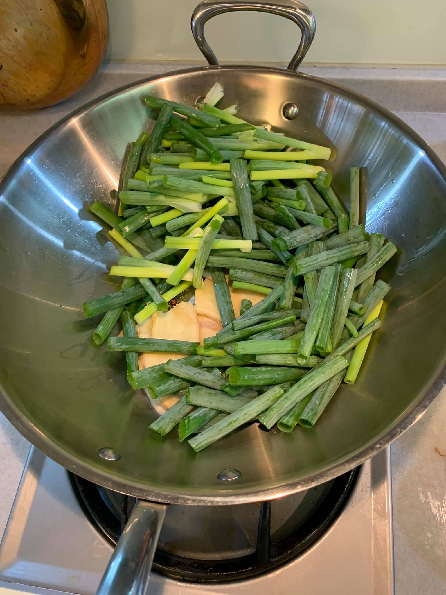 熱油鍋，炒老薑、青葱。
