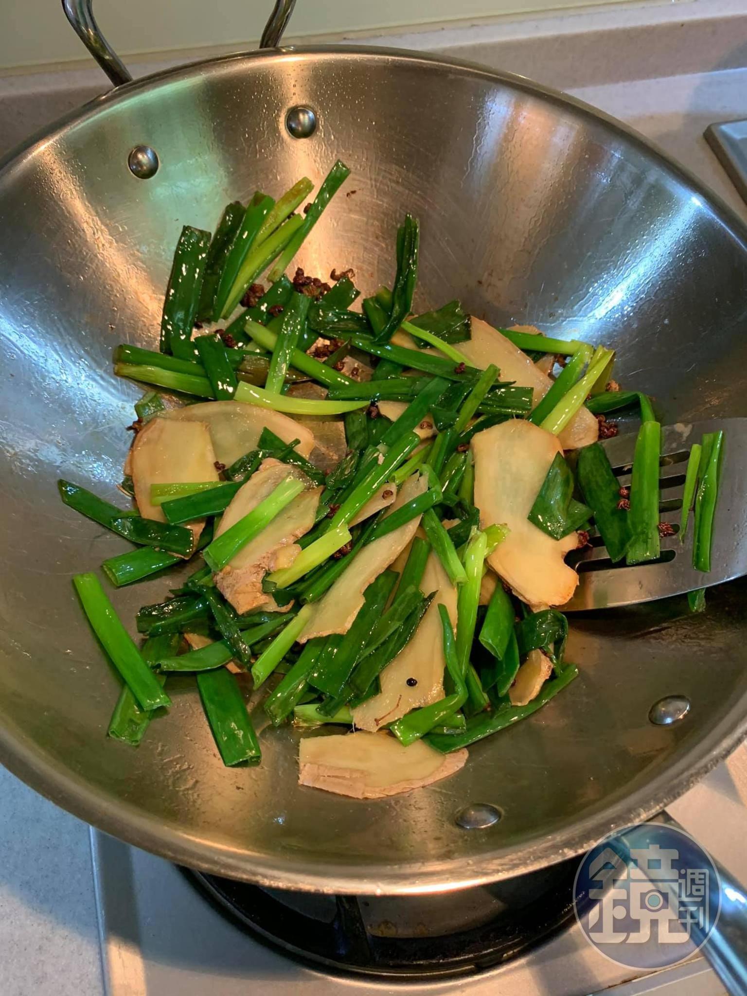 炒香辛香料。