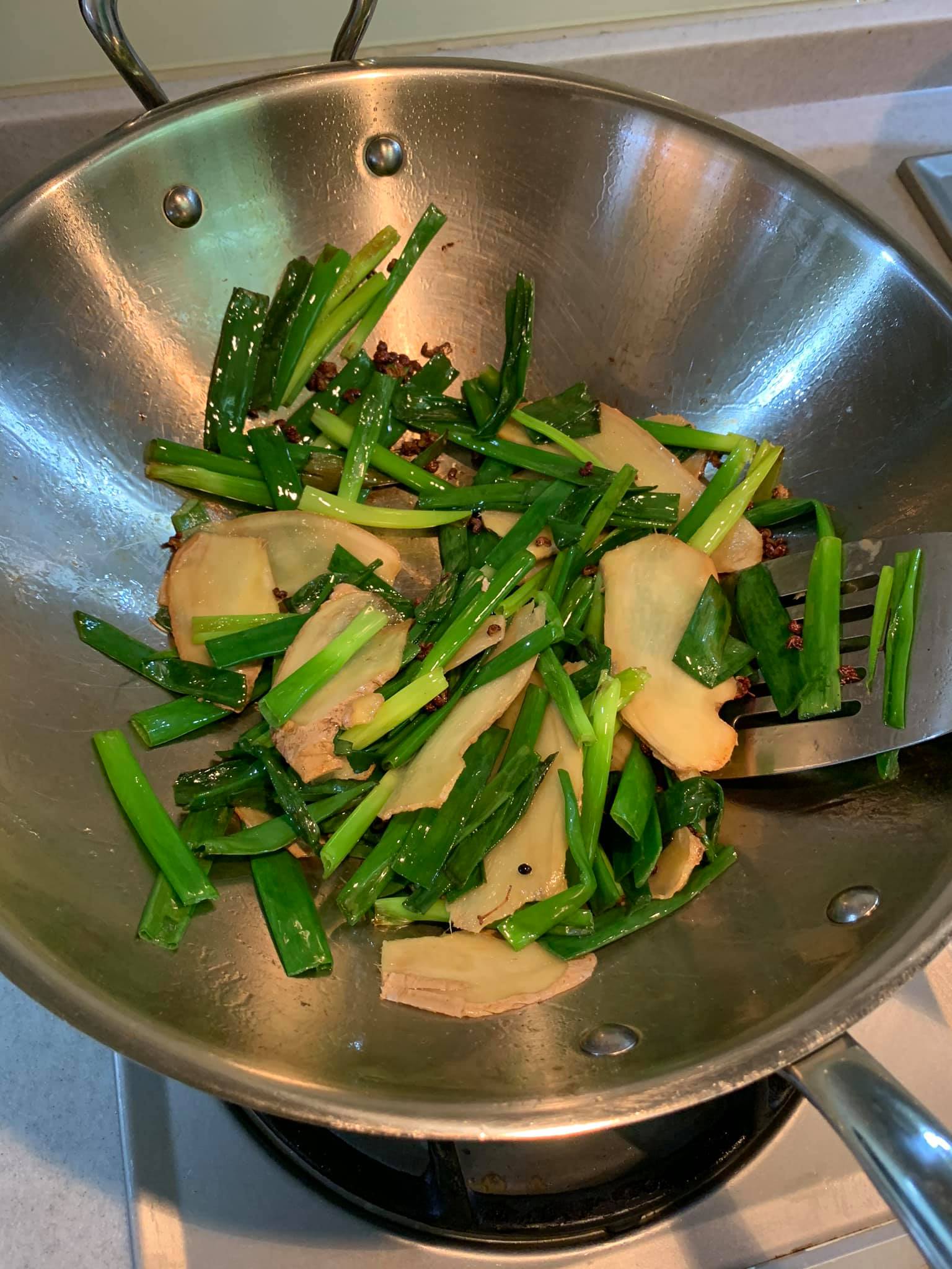 炒香辛香料。