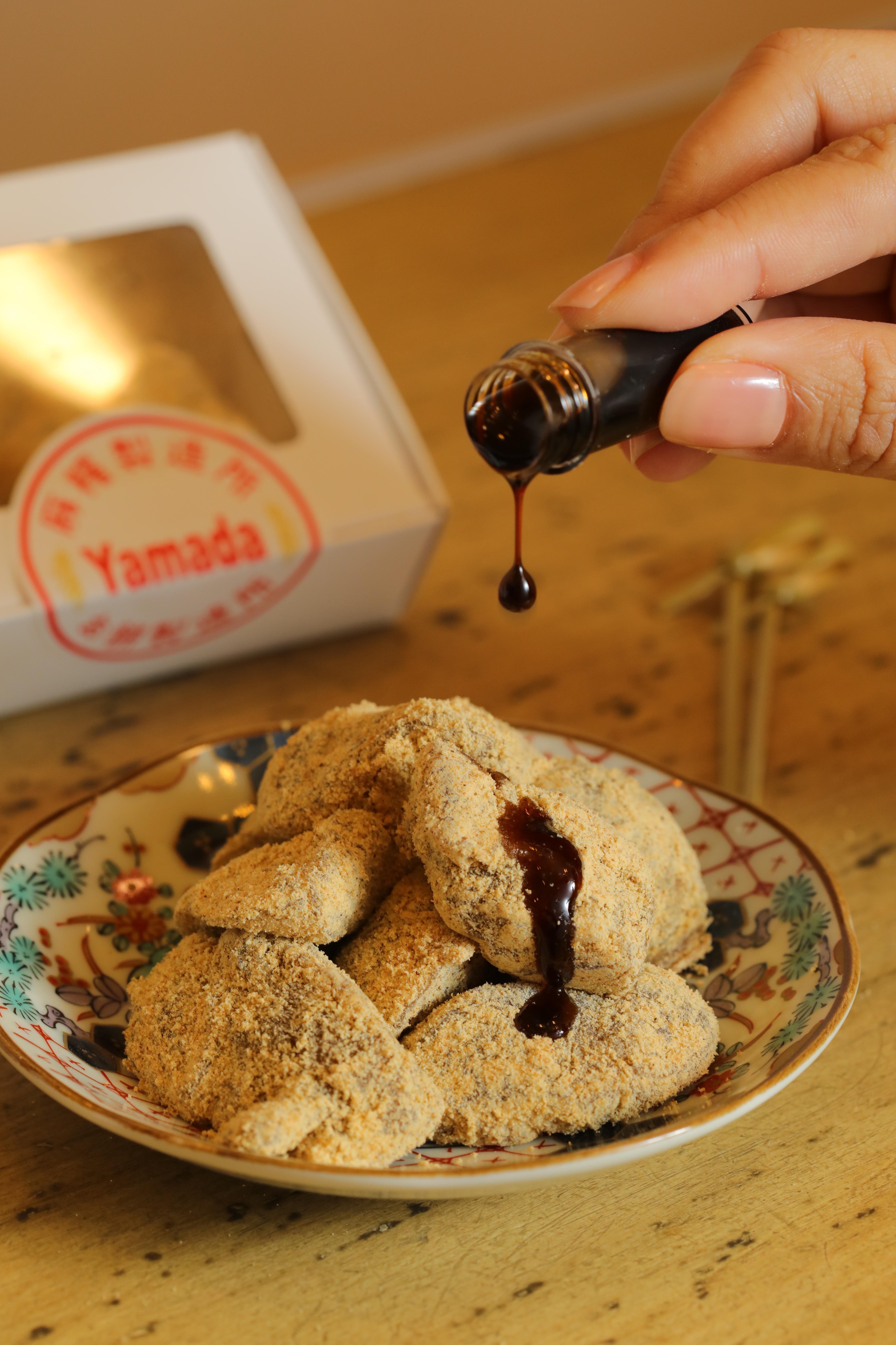 赤糖小麻糬附贈一罐迷你黑糖漿。