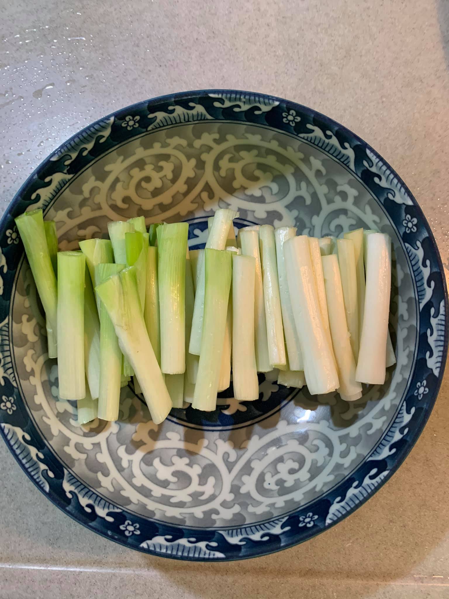 蔥白切段。