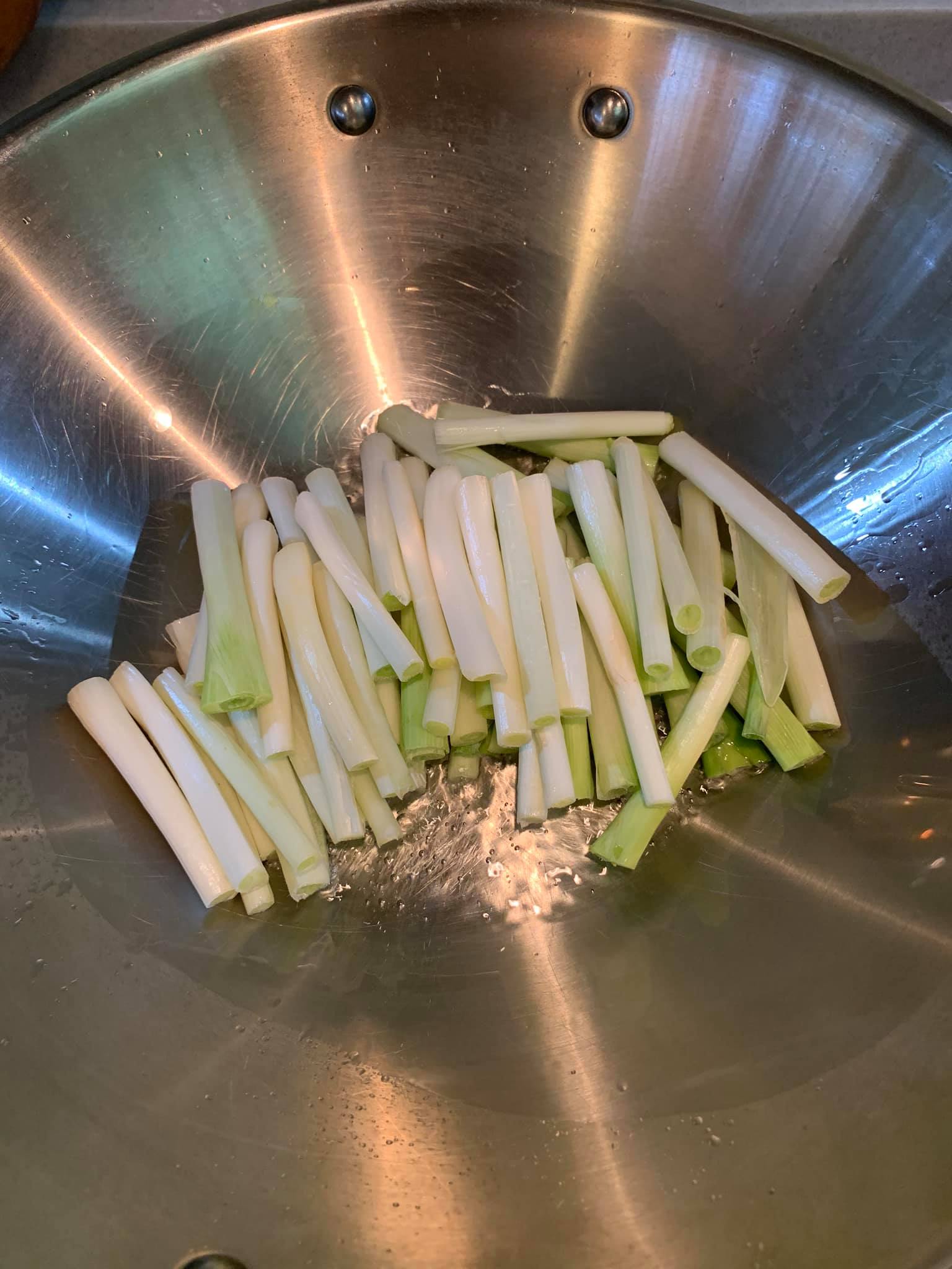 炒香蔥白。