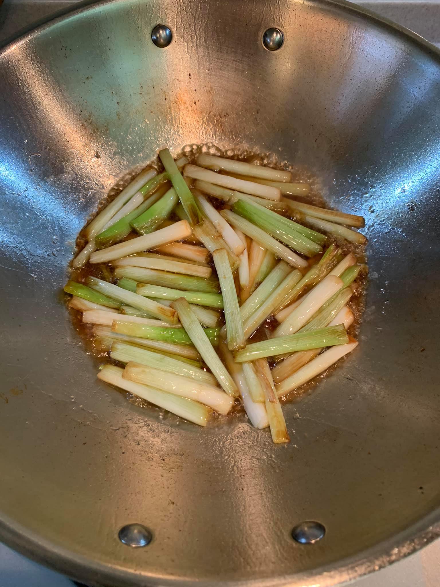 加醋及酒燒一下。