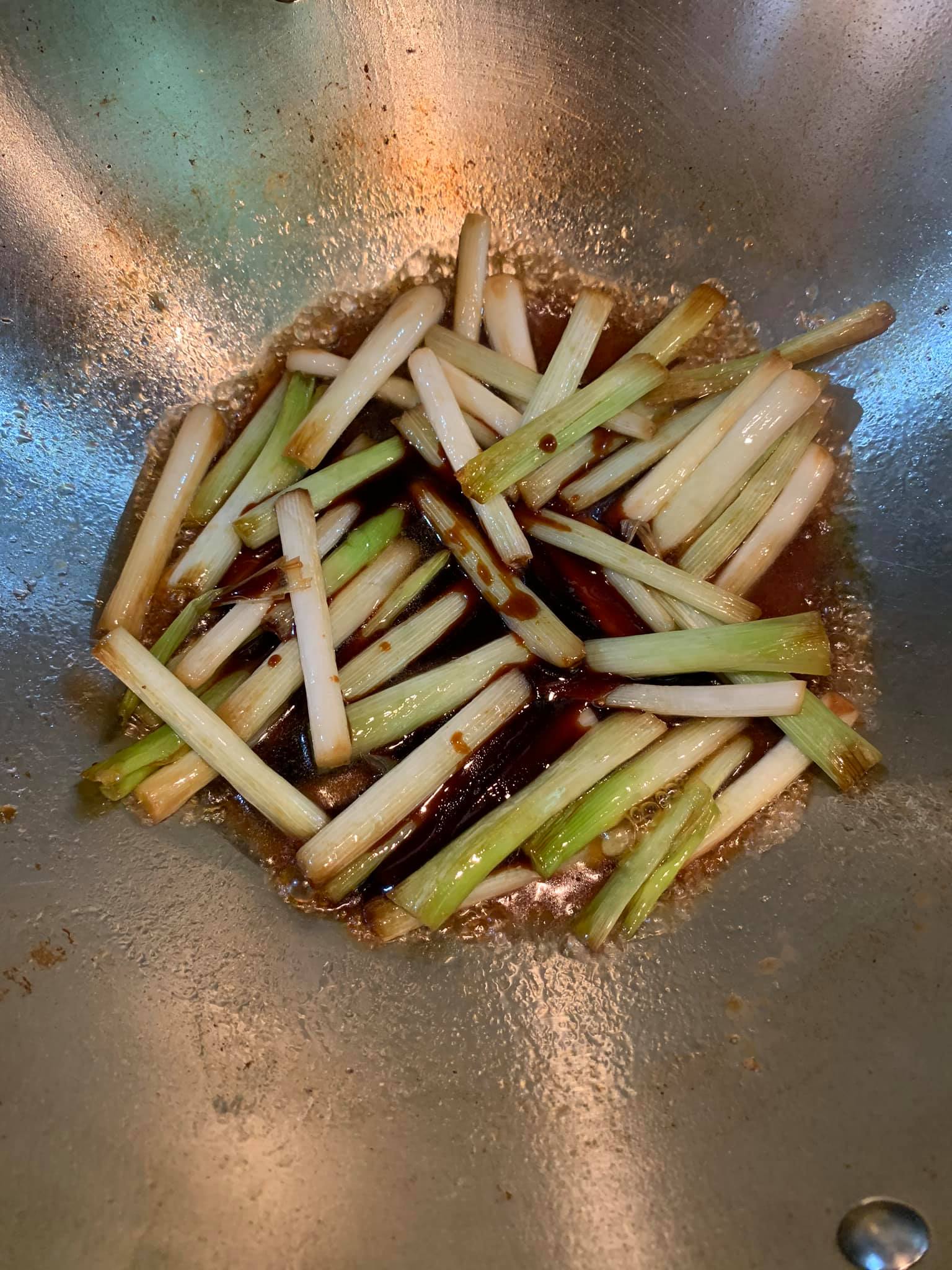放入醬油。