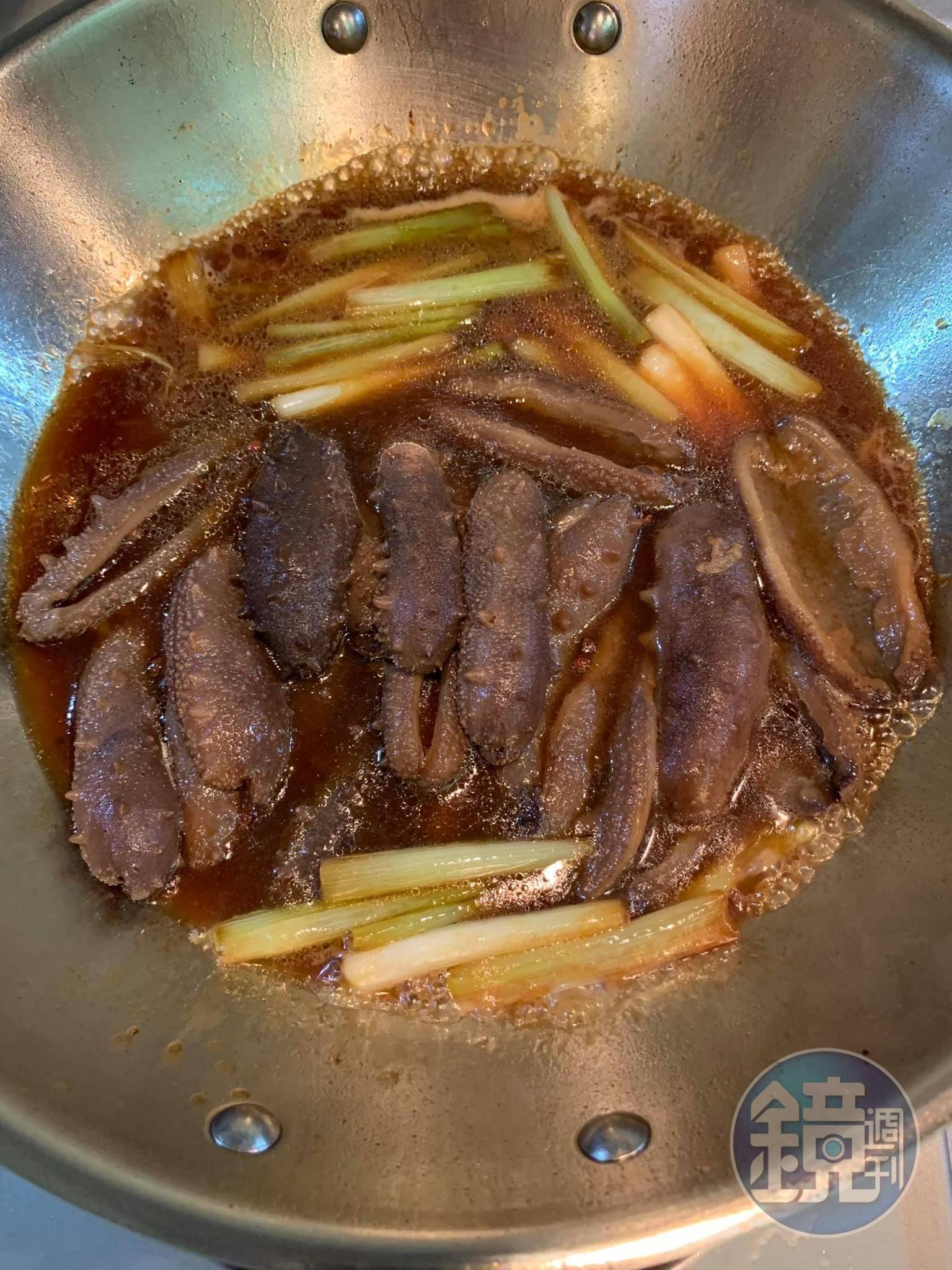 加入雞高湯，讓刺參入味收汁。