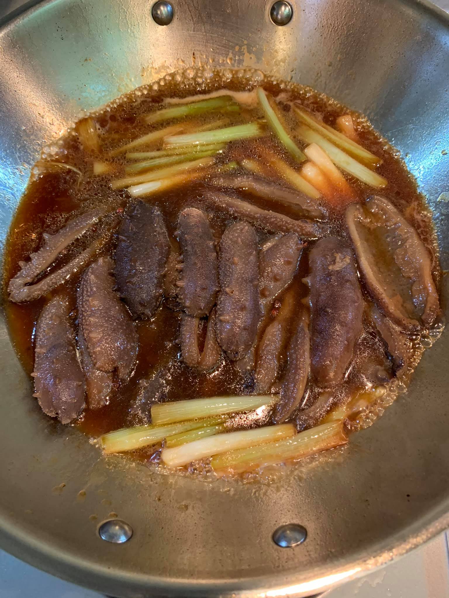 加入雞高湯，讓刺參入味收汁。