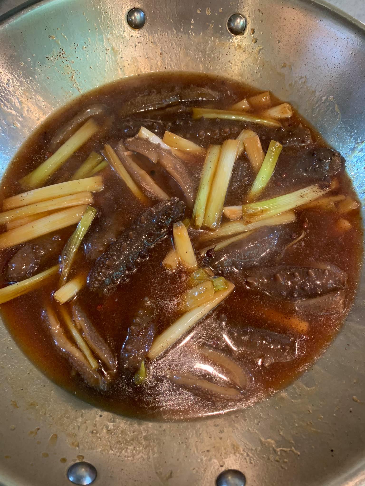濃郁的葱燒刺參起鍋。