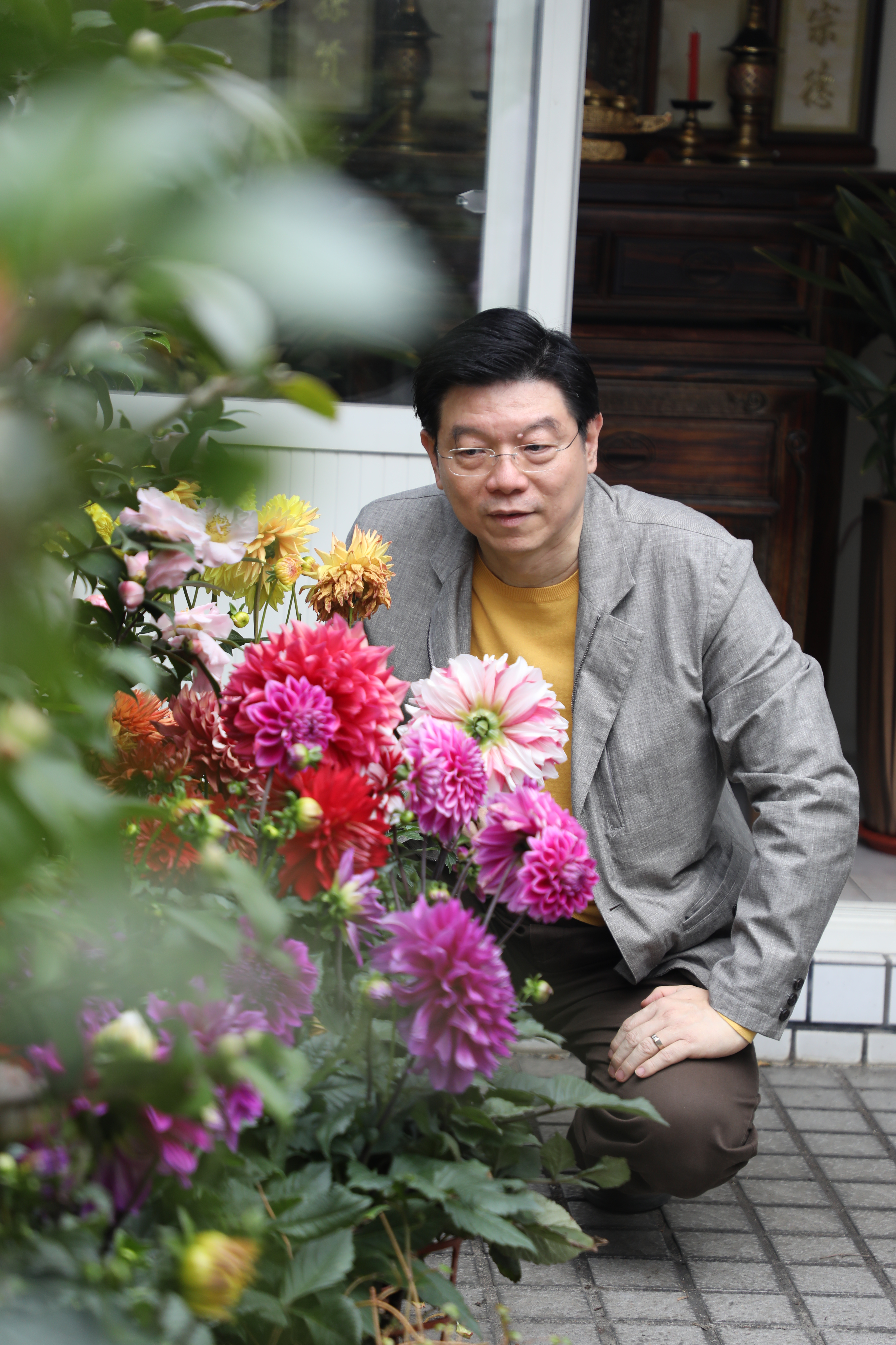 《鏡週刊》社長裴偉做菜有家學淵源，也常向四方名廚求教，逢週末便在家下廚，現在也公開他的廚房筆記。（何宗昇攝）
