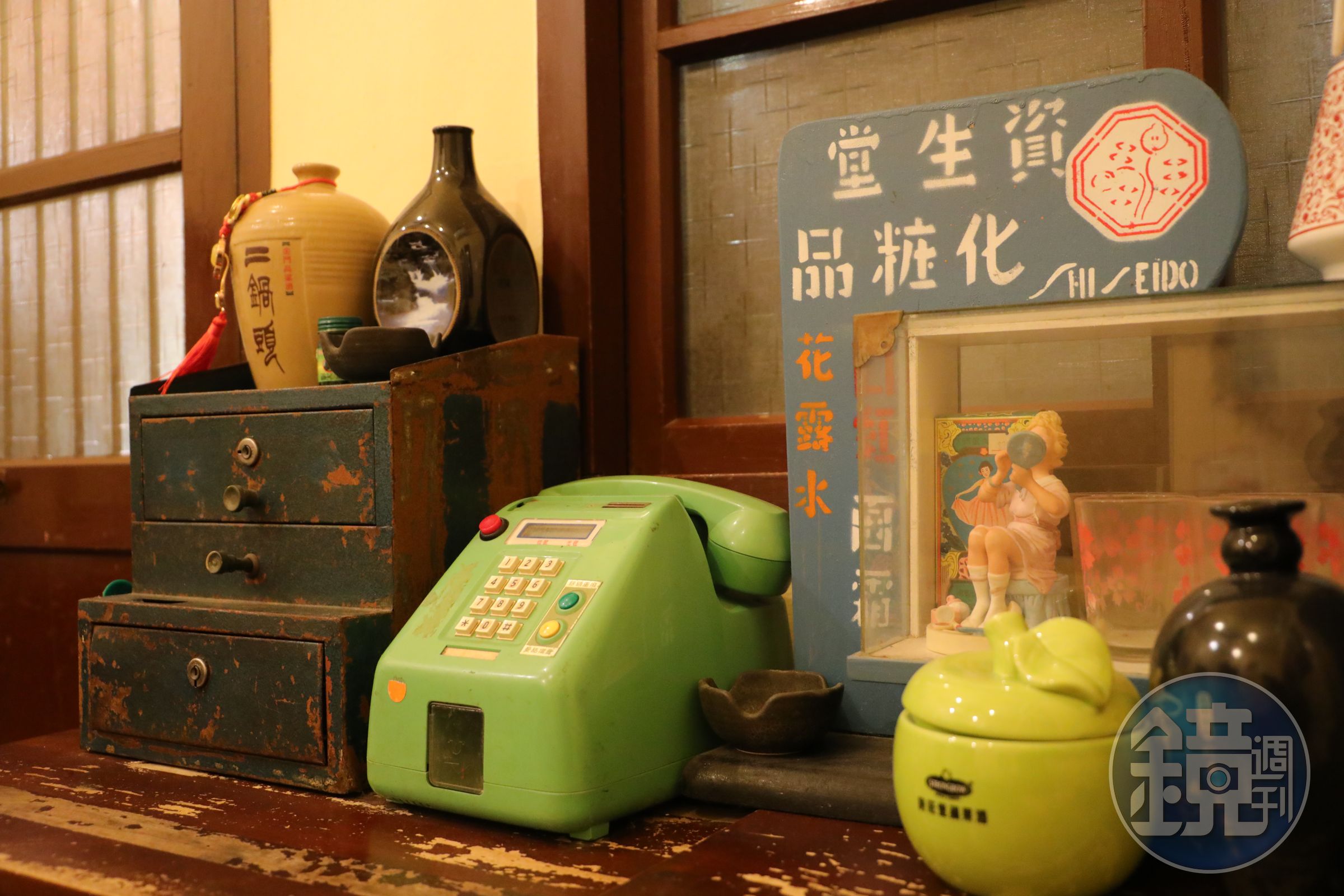 老闆在屋內收藏許多老物件。