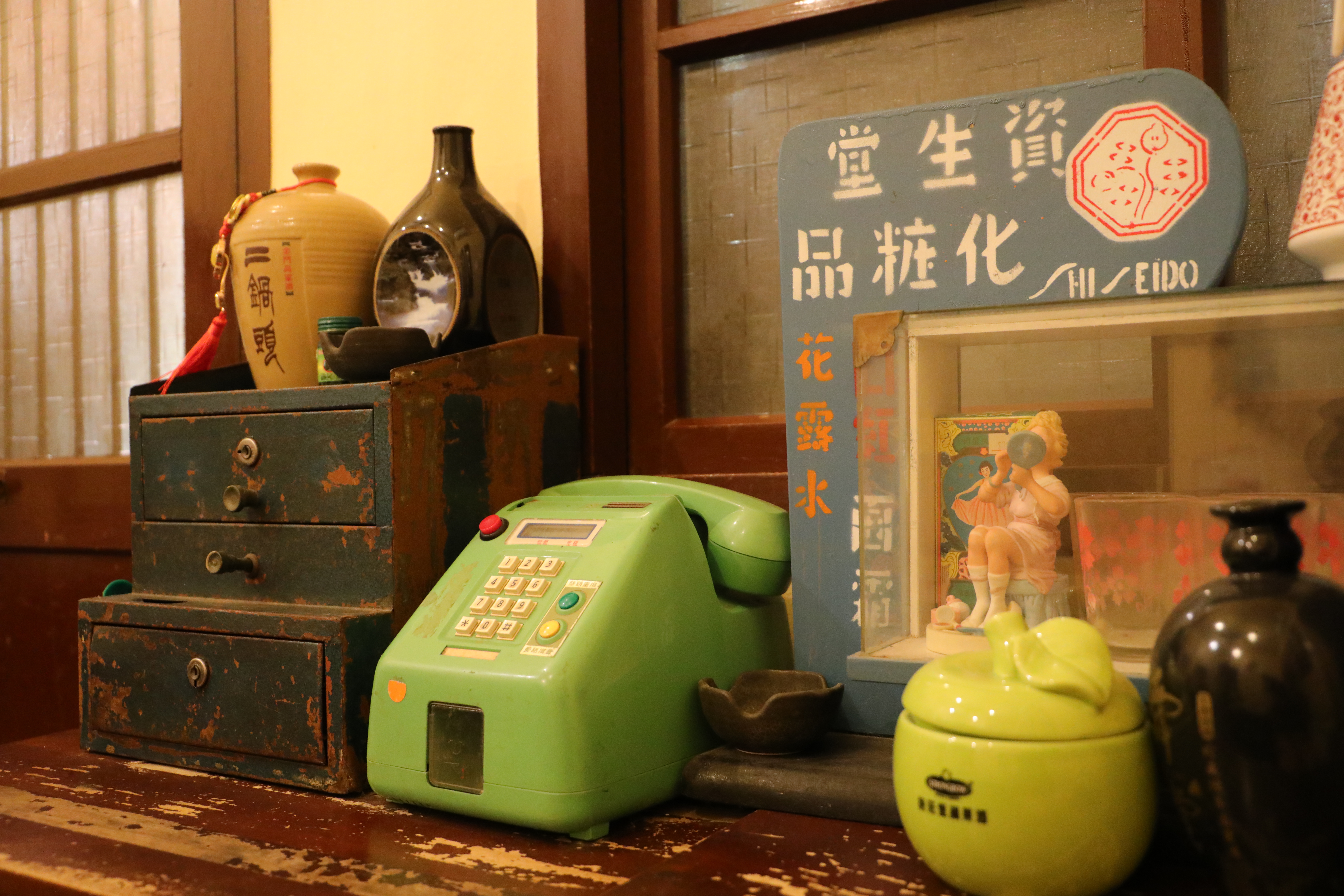 老闆在屋內收藏許多老物件。