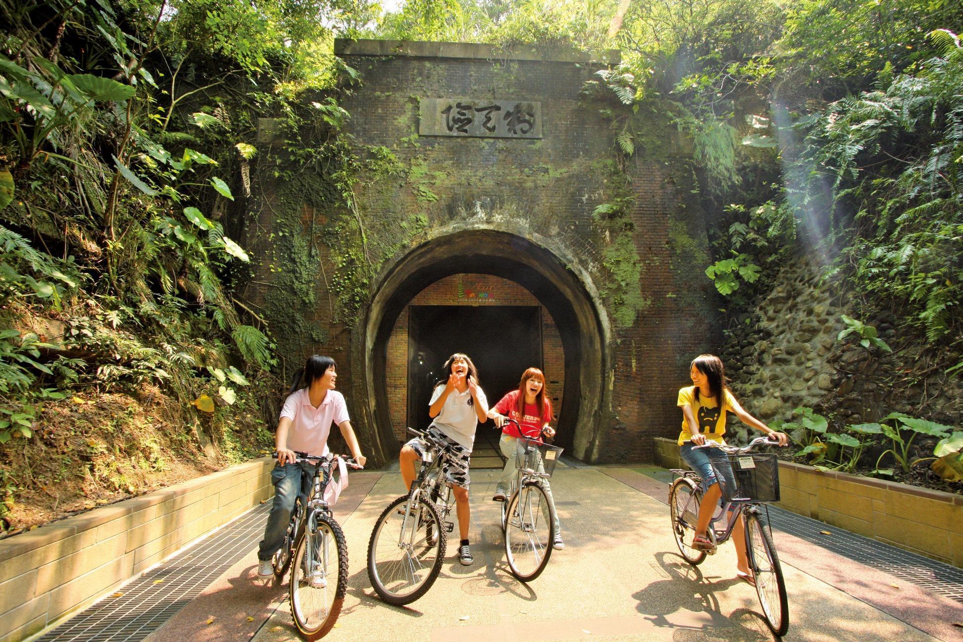 觀光局推薦貢寮騎行之旅,民眾馳騁海與山的交界。(新北市觀旅局提供)