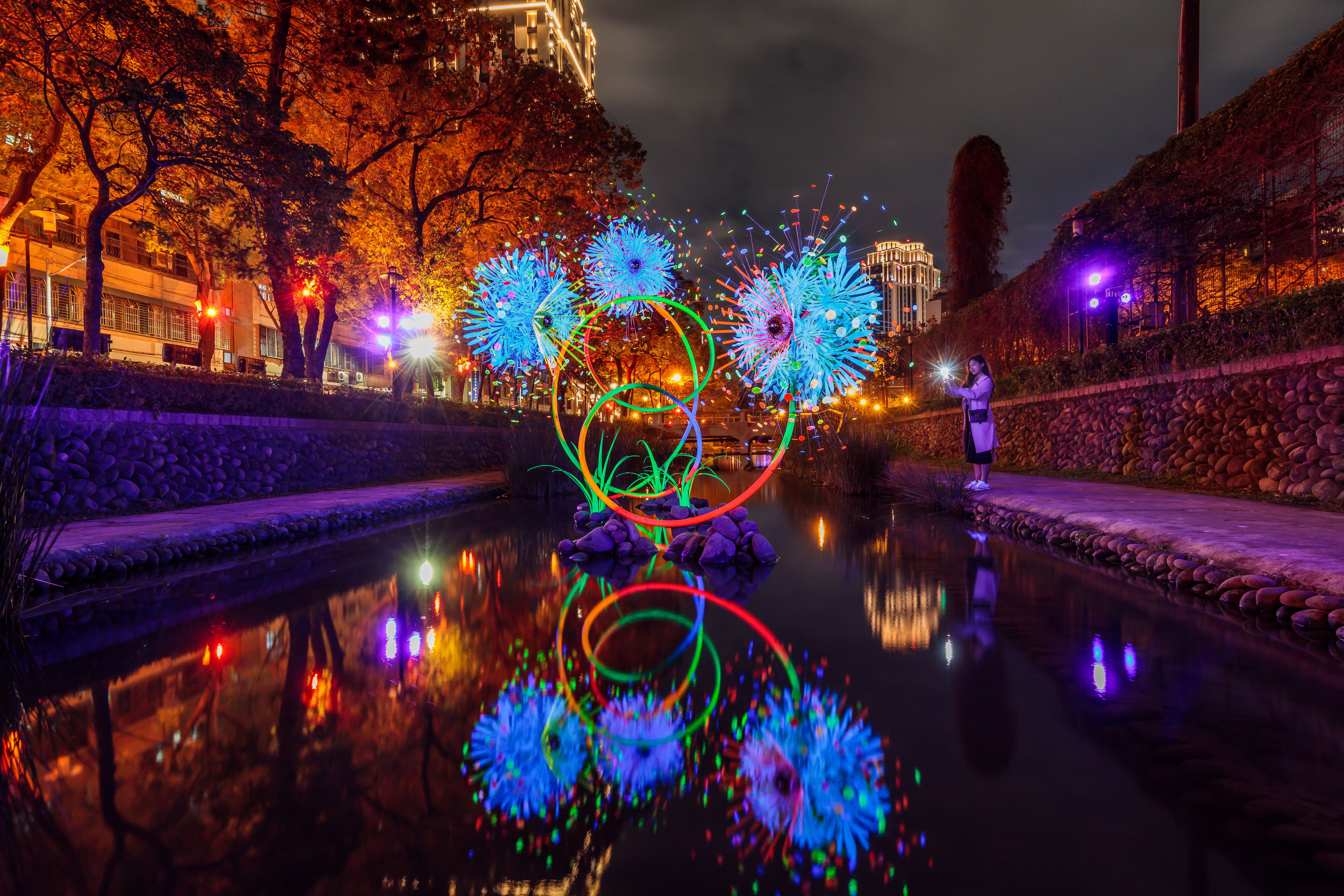 河面上巨大燈飾就像水上煙火。