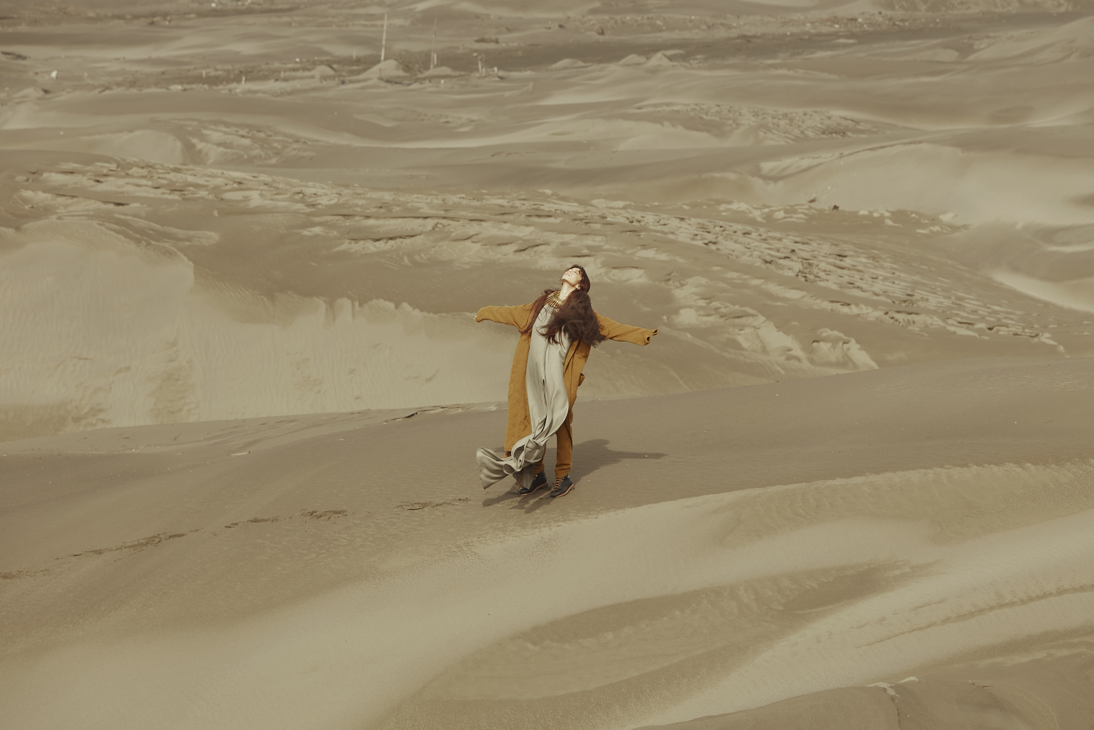 田馥甄為了新歌〈田〉MV，一人在偌大的沙丘緩慢步行。（何樂音樂提供）