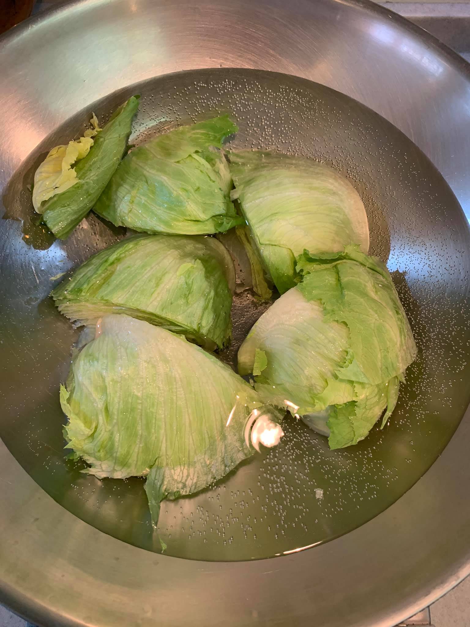 美生菜整球入熱水汆燙。