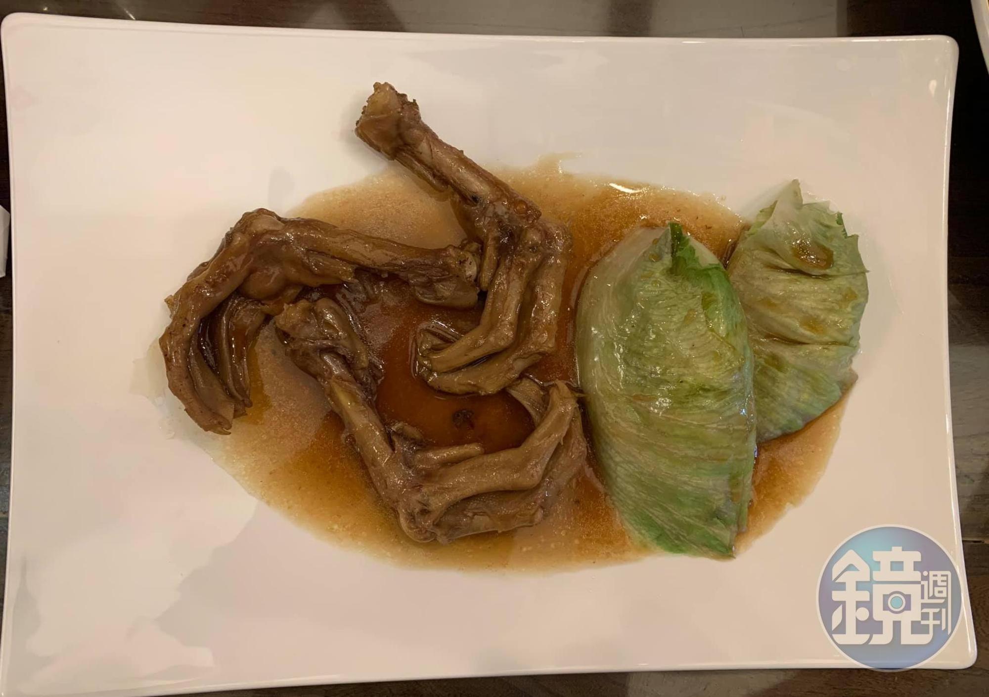 鮑汁鵝掌配美生菜,非常入味。