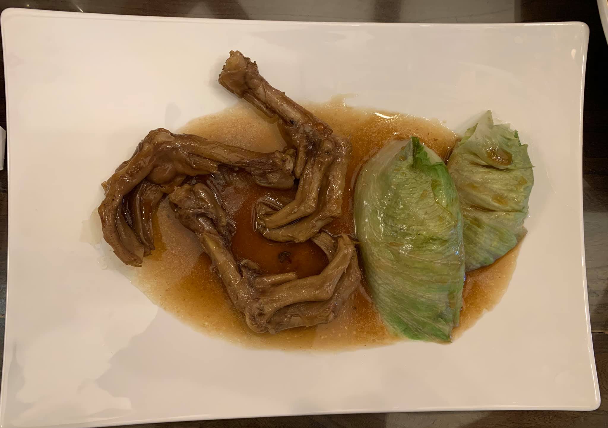 鮑汁鵝掌配美生菜，非常入味。