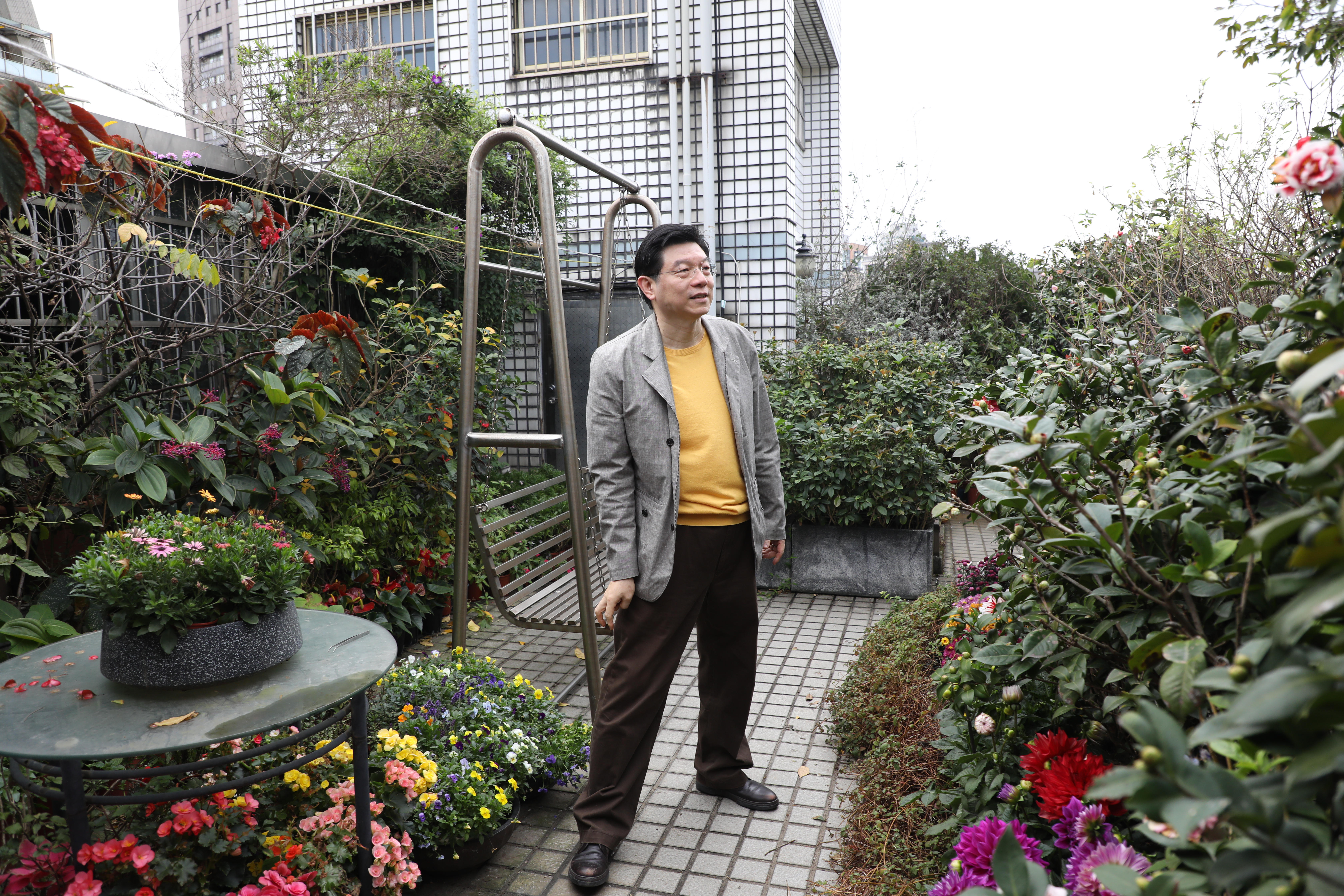 《鏡週刊》社長裴偉每個週末都在家下廚，在外吃飯時也常趁機向大廚請教，擅長中西菜餚，現在也公開他的廚房筆記。（何宗昇攝）