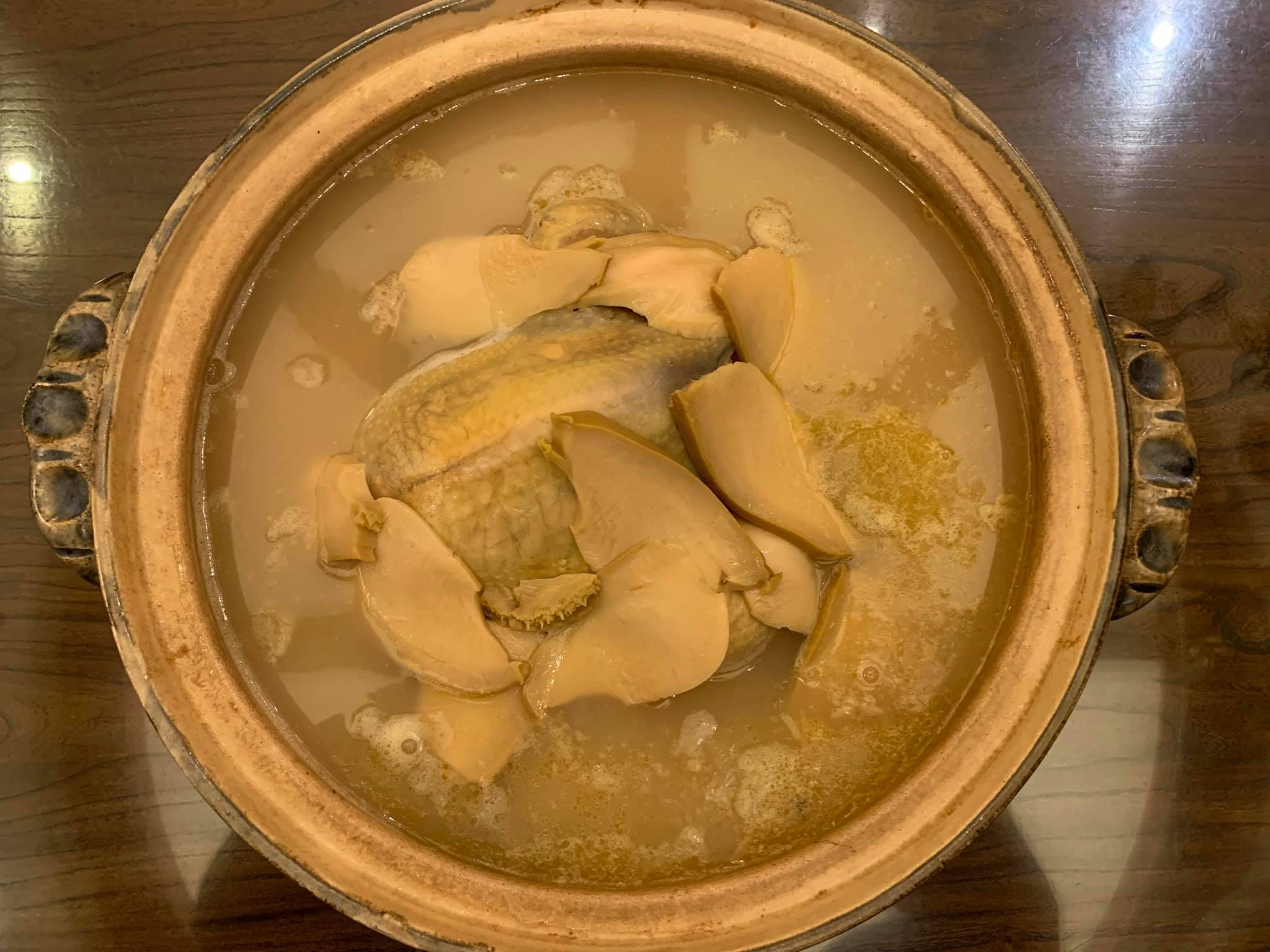 「鮑魚糯米雞」中有干貝、鮑魚的鮮甜與米湯釋出的精華，是高級的台灣料理。