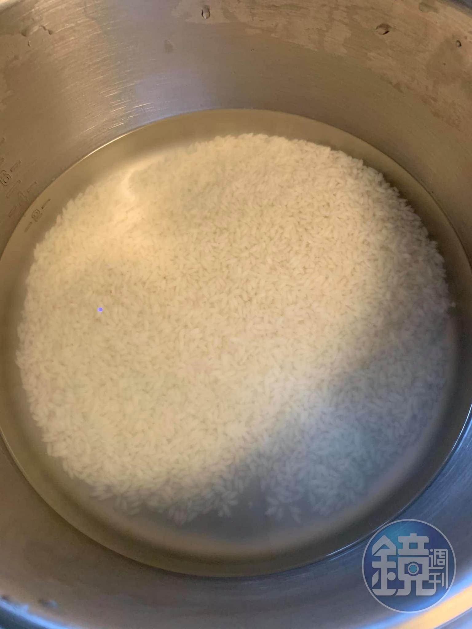 圓糯米泡水1小時。
