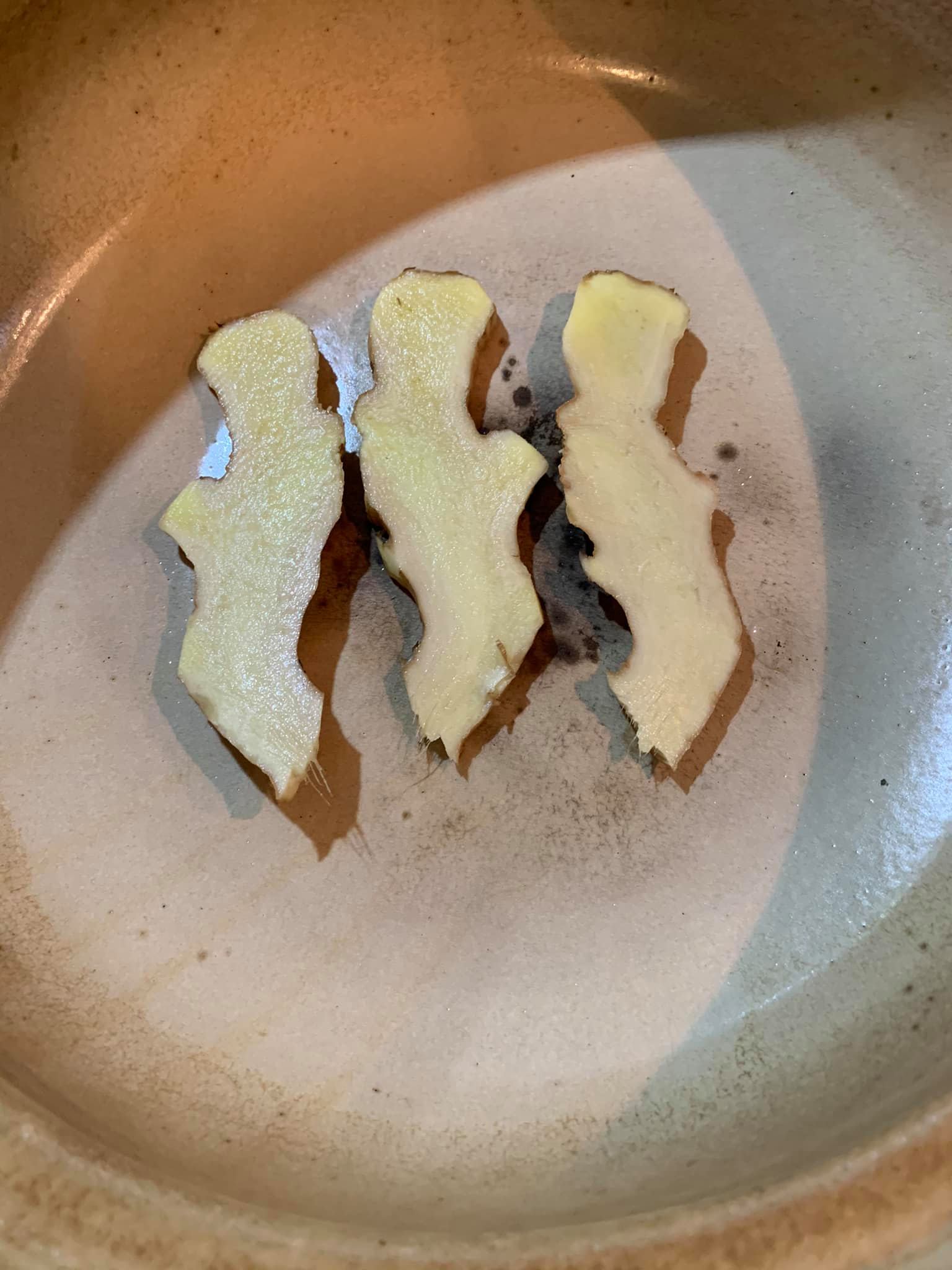 3片老薑鋪底。
