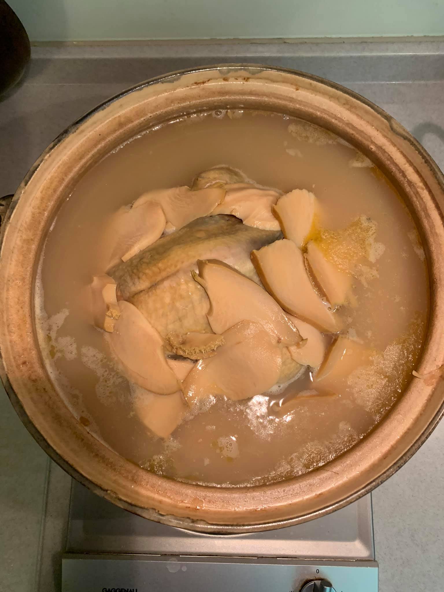鮑魚片鋪在湯面上。