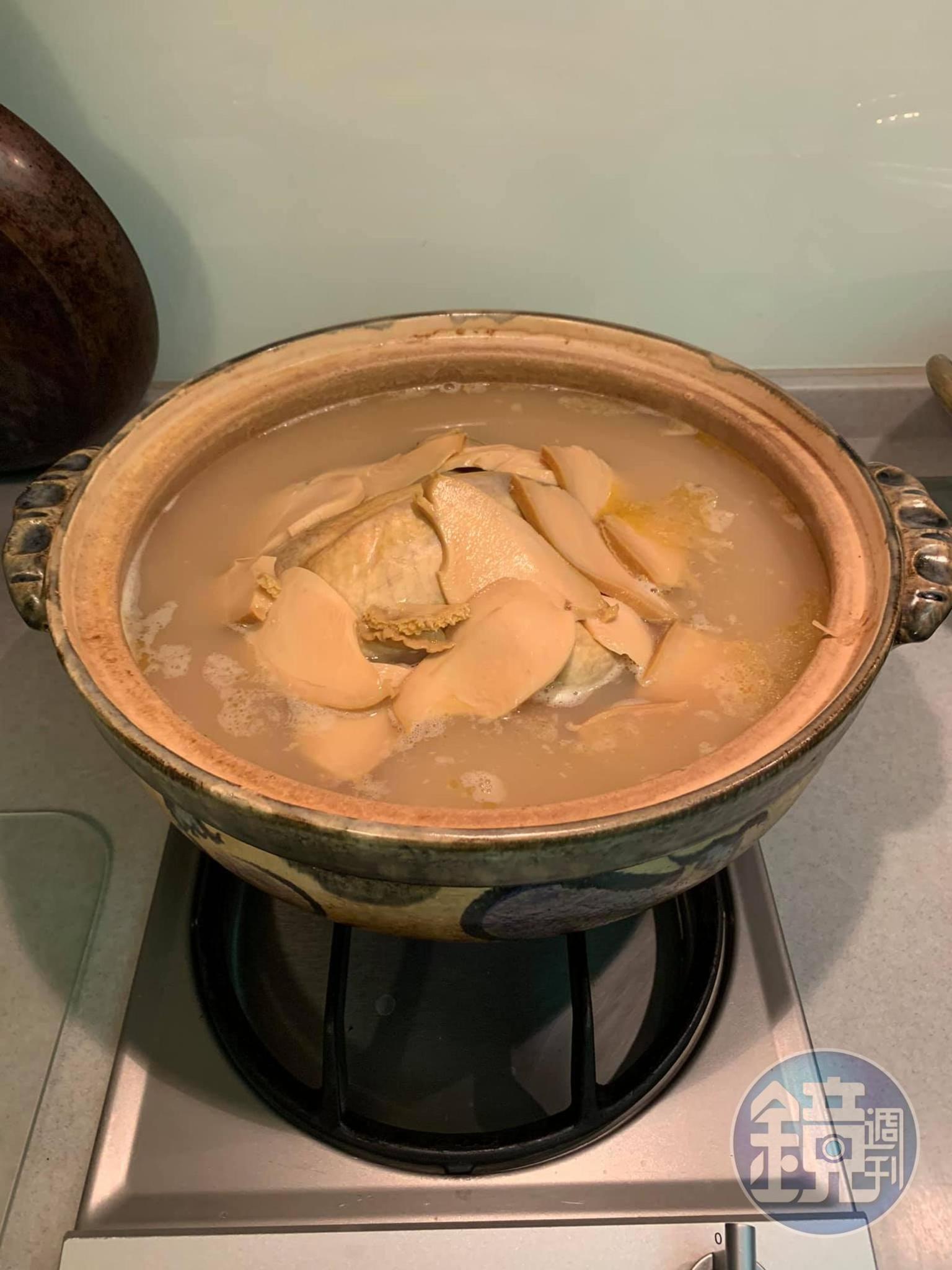 剩下的鮑魚汁也全部倒入雞湯內。