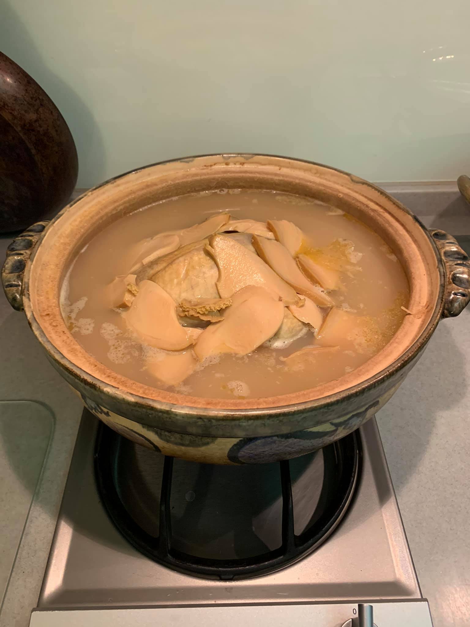 剩下的鮑魚汁也全部倒入雞湯內。