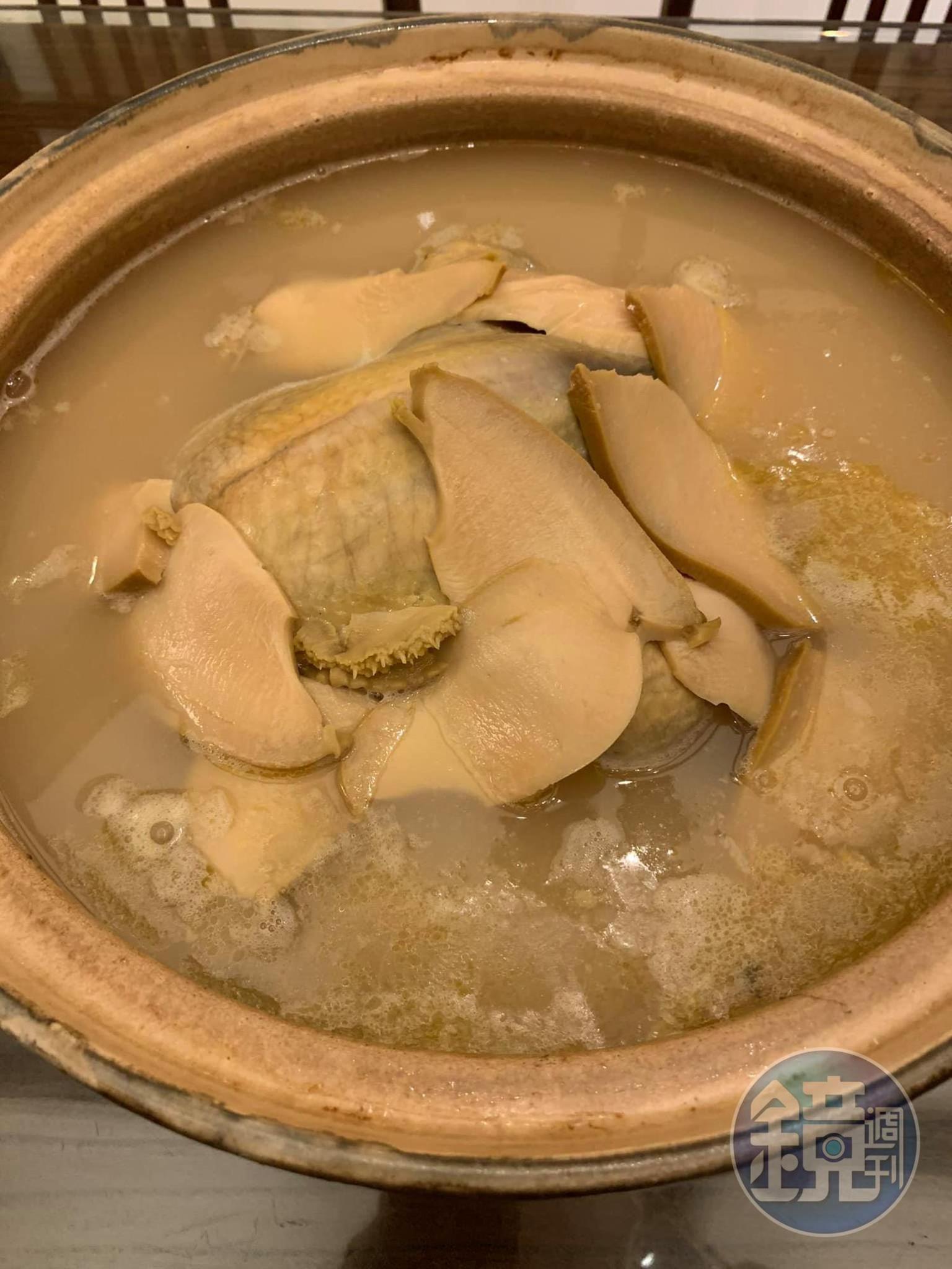 鮮香稠滑的鮑魚糯米雞上桌。