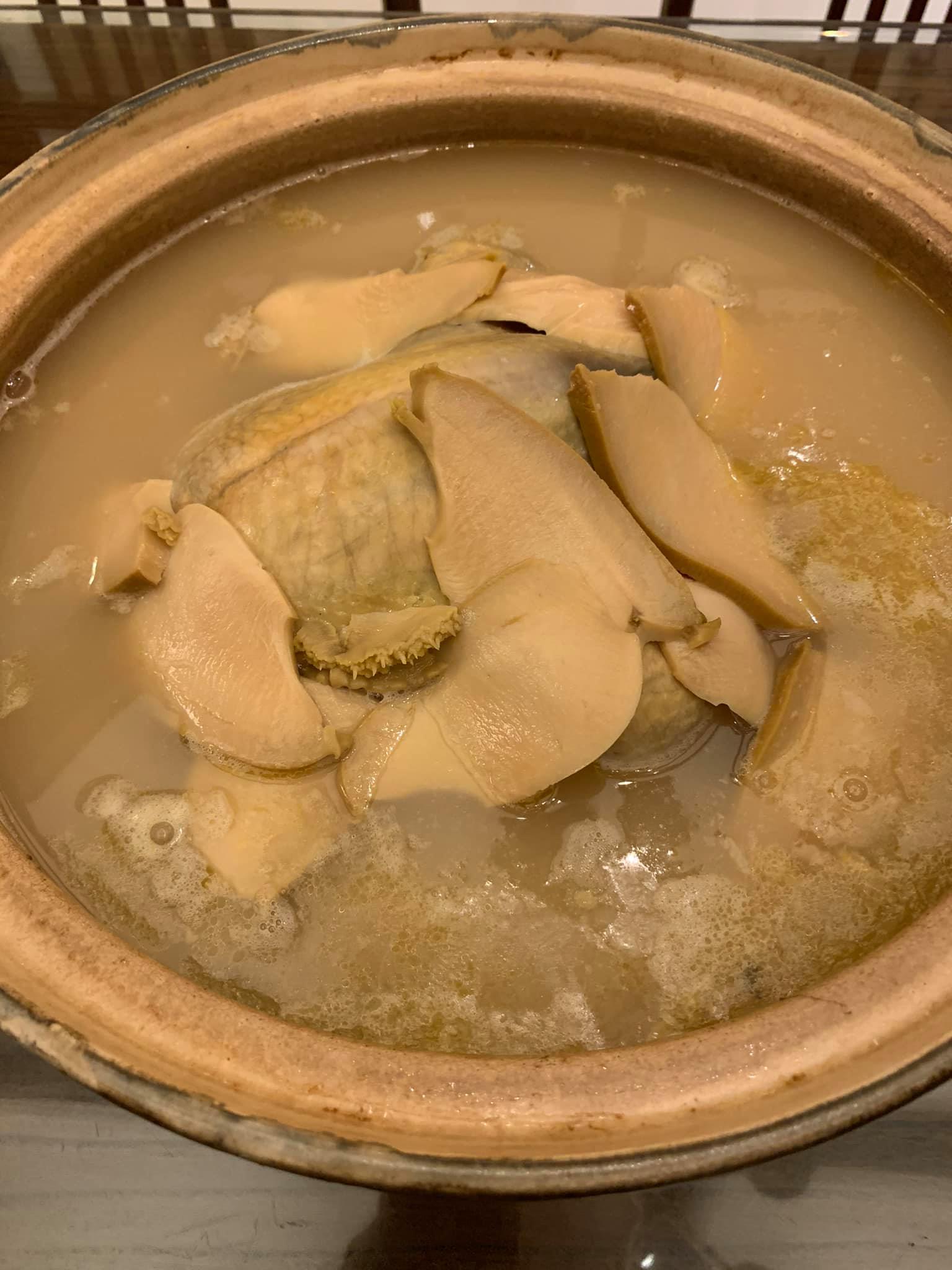 鮮香稠滑的鮑魚糯米雞上桌。