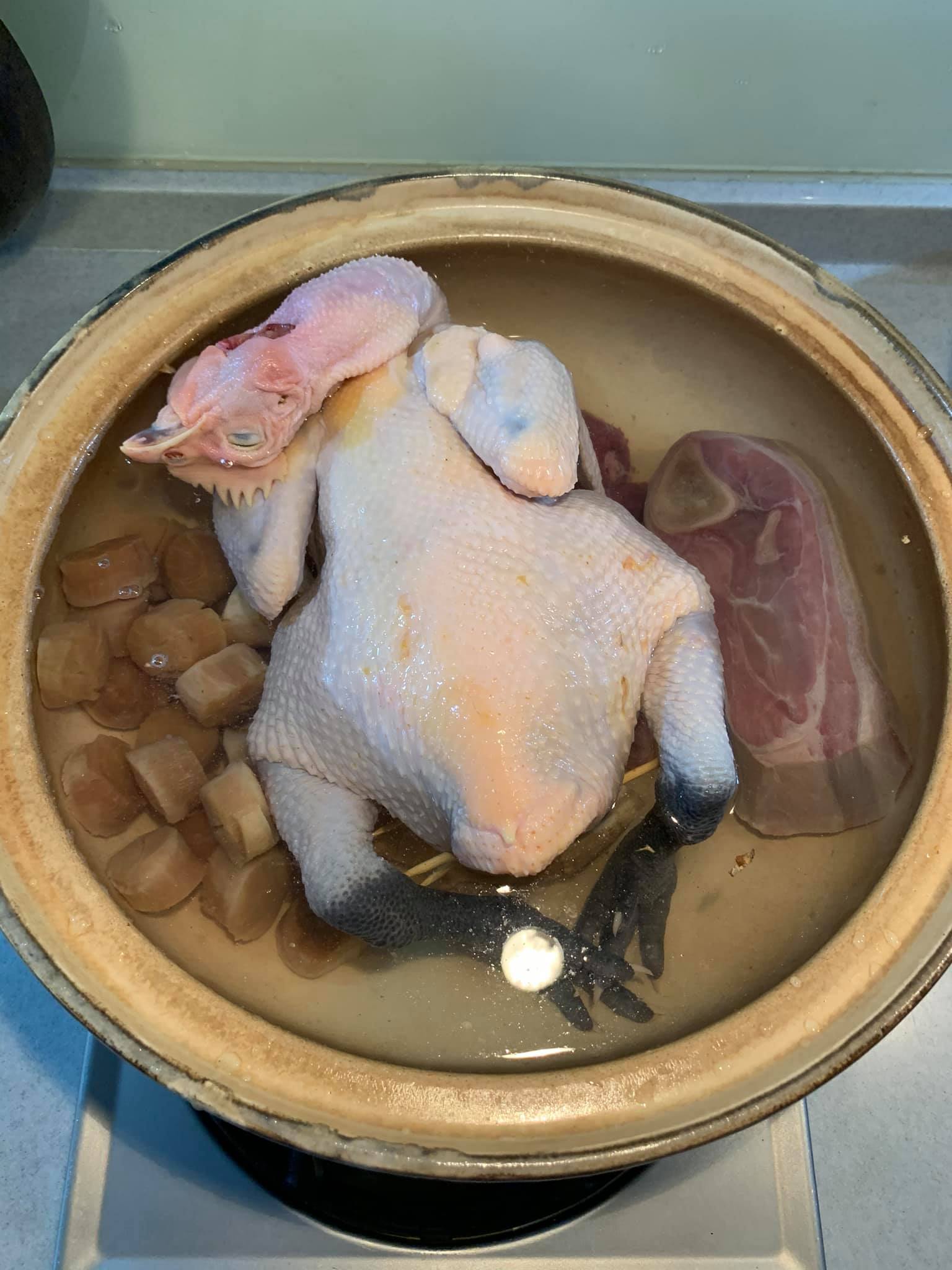 在鍋中注入清水。