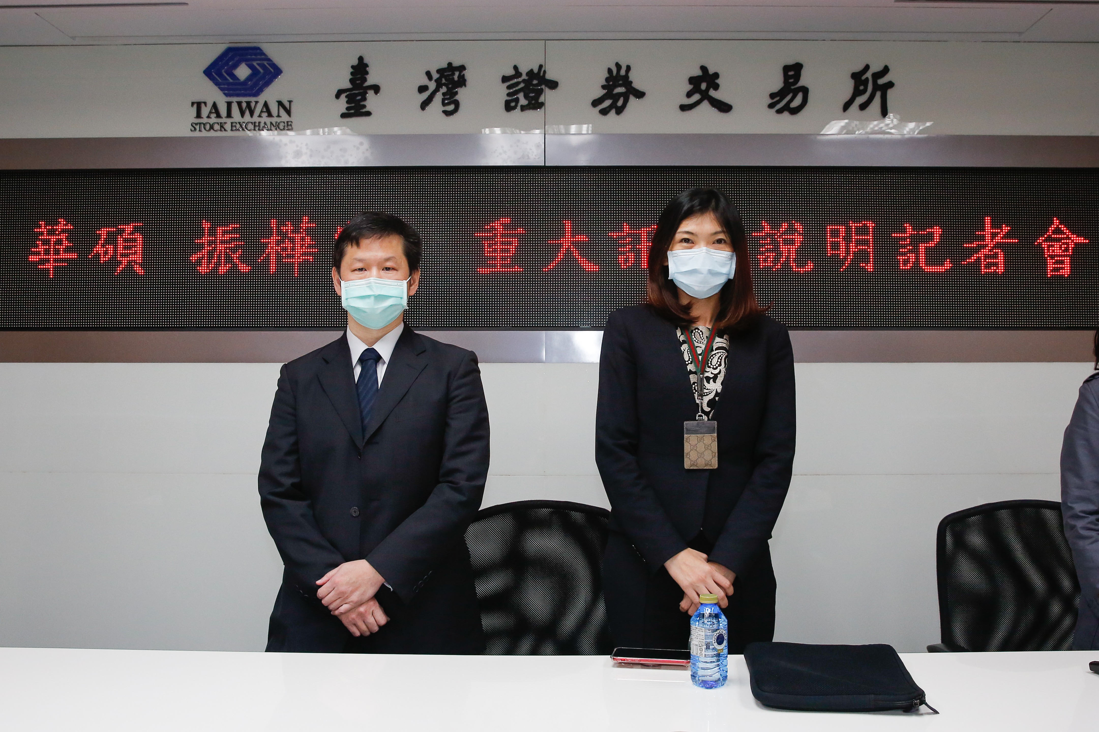 華碩財務長吳長榮與振樺電財務長顏佳怡宣布雙方AIoT策略結盟。