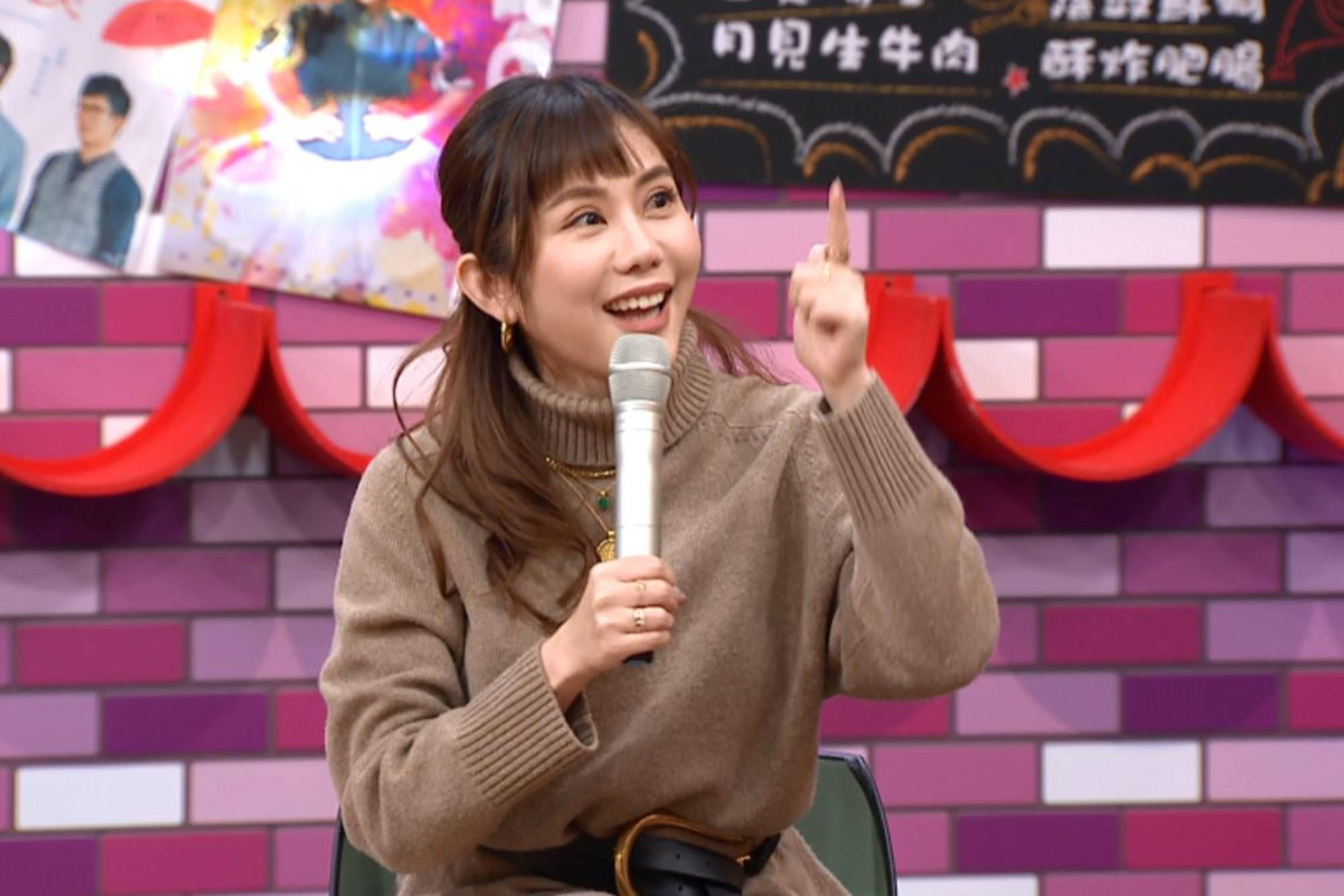 王宇婕自曝會在路邊揪人買星巴客，只為了「買一送一」。（TVBS提供）