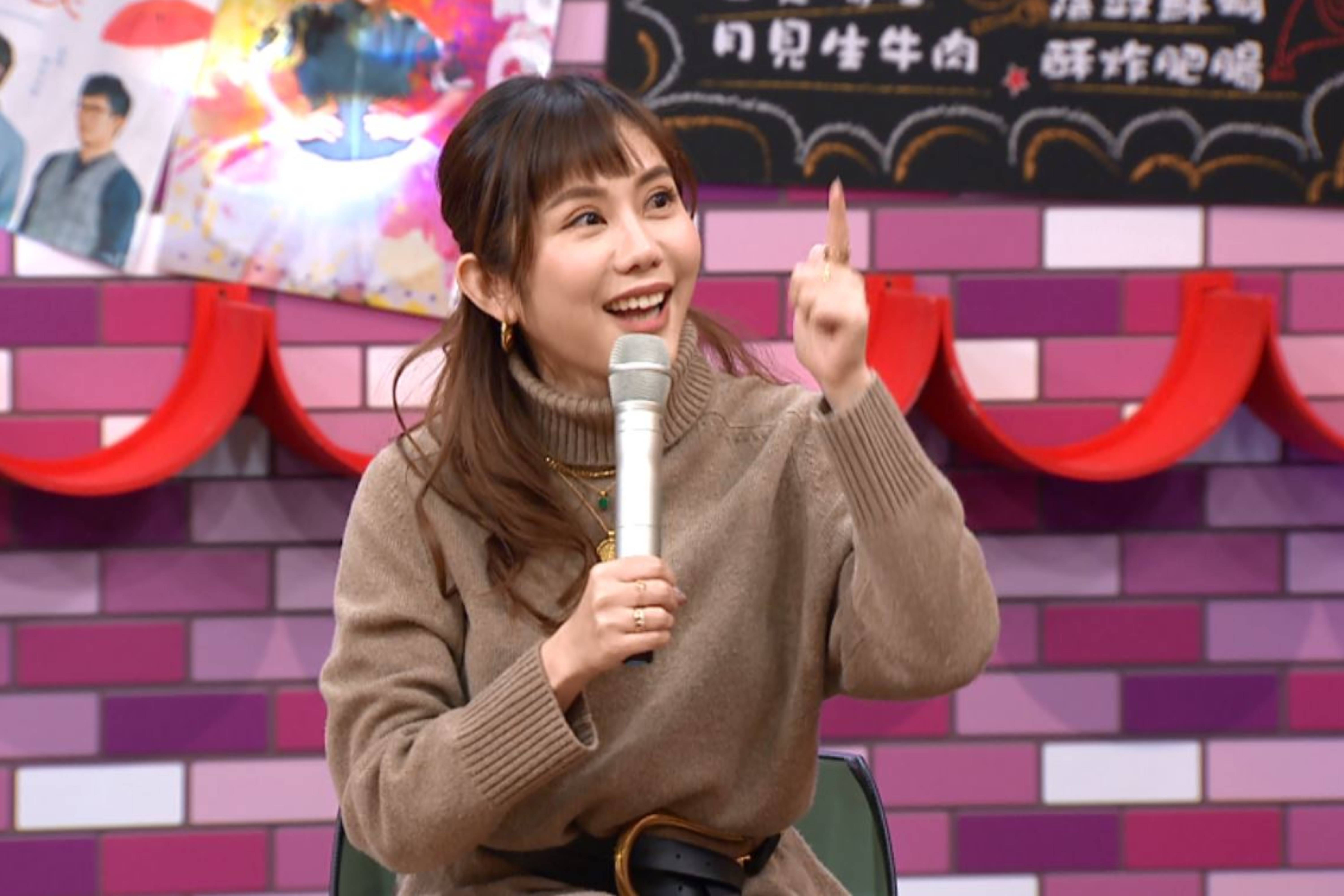 王宇婕自曝會在路邊揪人買星巴客，只為了「買一送一」。（TVBS提供）