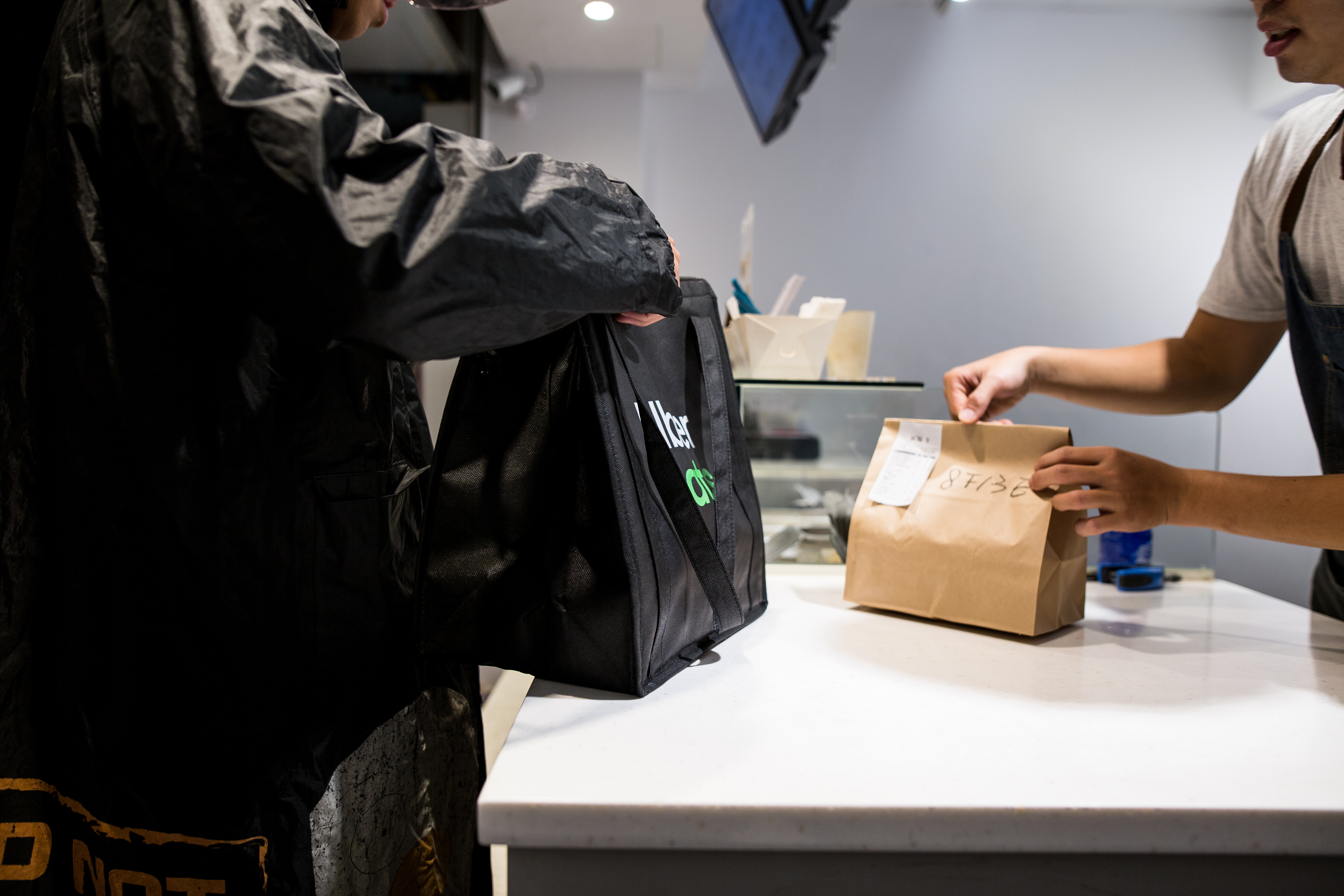 一名外送員表示凌晨送餐遇豔遇，示意圖。（本刊資料照）