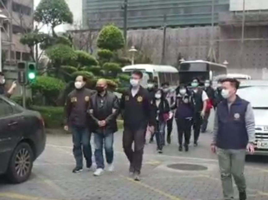 警方將涉嫌暴力討債的邱女、何嫌等人移送法辦。(刑事局提供)