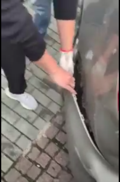 警方在被害人車上起出被裝設的追蹤器。（刑事局提供）