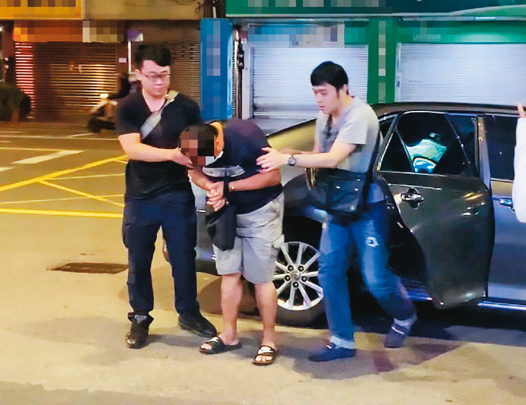 警方布線埋伏，將拐童性侵的嫌犯陳國龍（中）逮捕到案。（翻攝畫面）